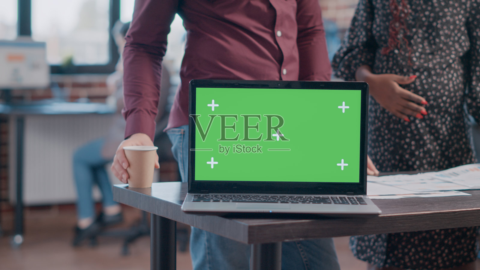 在办公室的笔记本电脑上水平绿色屏幕的特写照片摄影图片