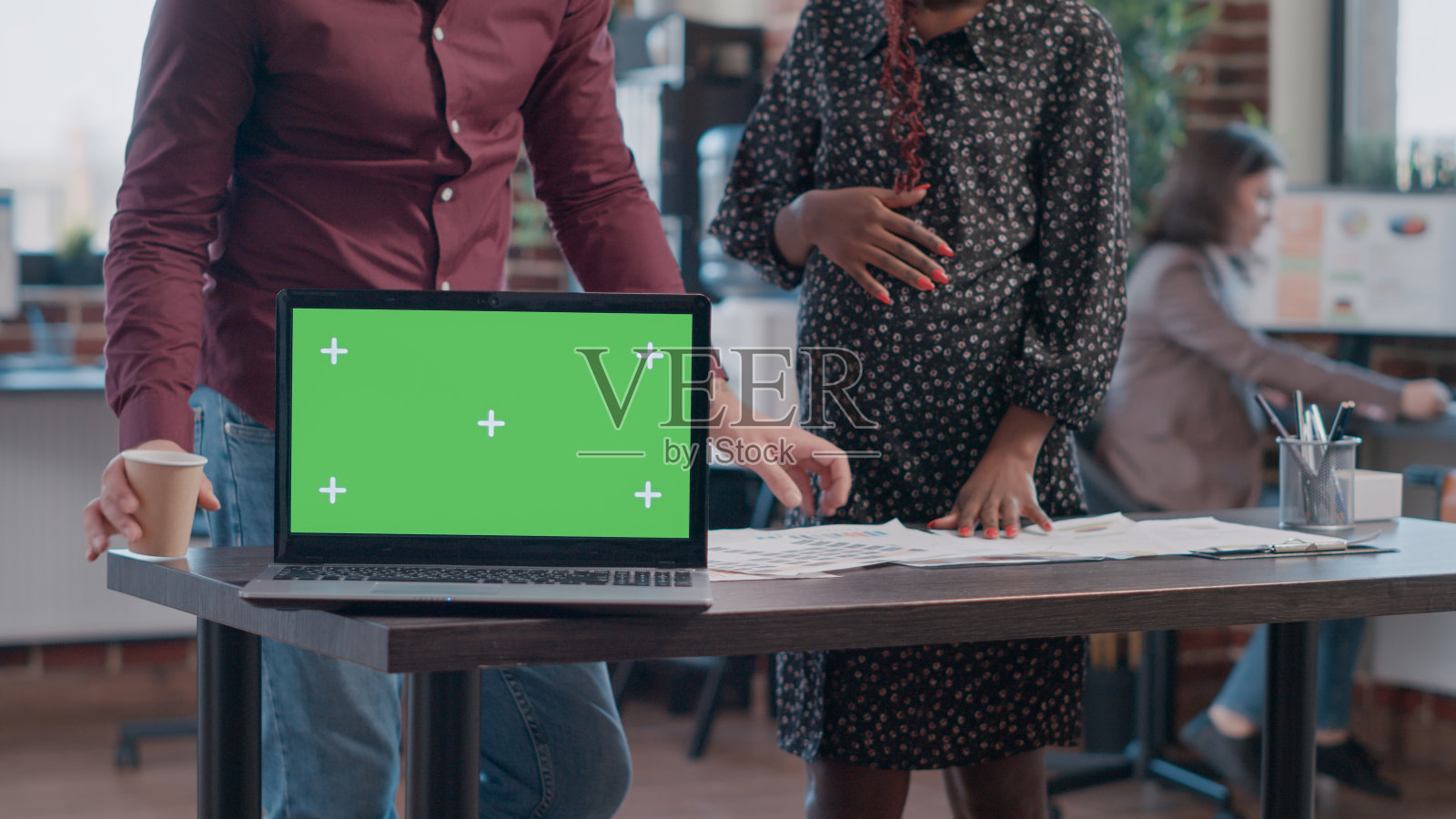 商务人士拥有水平绿色屏幕的笔记本电脑的特写照片摄影图片