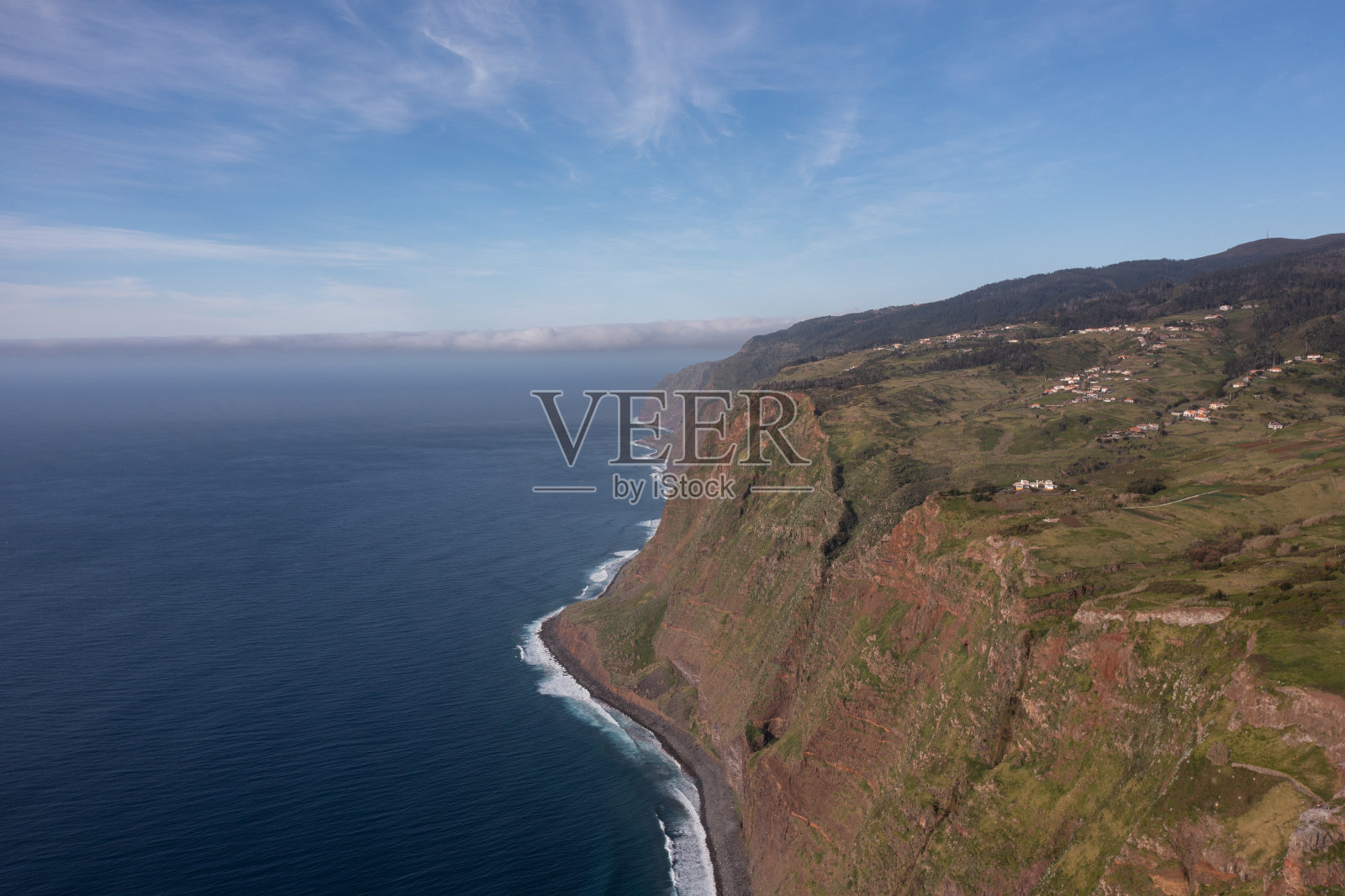 沿着马德拉悬崖拍摄的伟大无人机照片。在陆地与水相遇的地方。葡萄牙在大西洋上。照片摄影图片