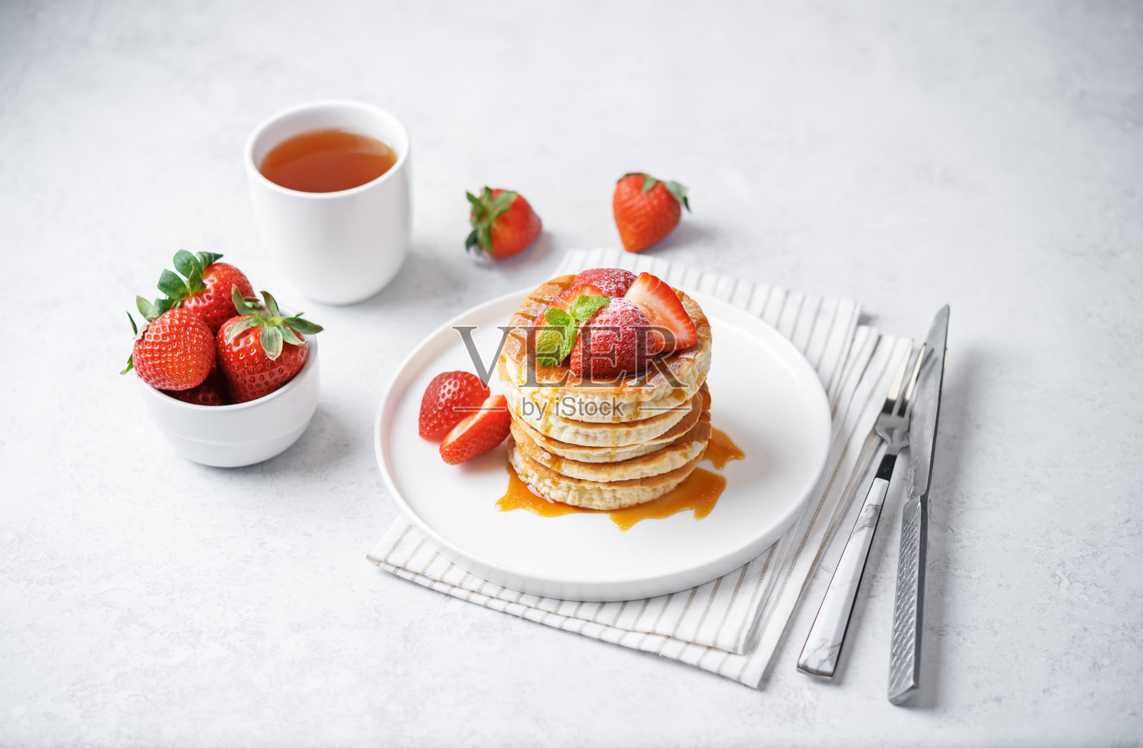 甜的蛋奶酥饼配上新鲜草莓，放在盘子里照片摄影图片