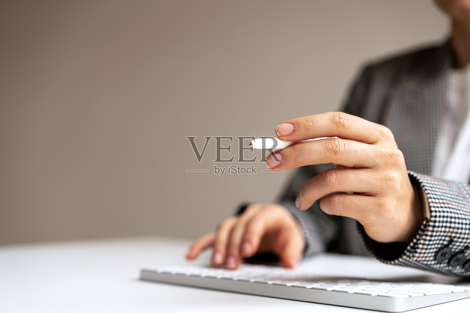 数字化手写笔在女性手中，签署虚拟文件，空间的蒙太奇插入信息图。照片摄影图片