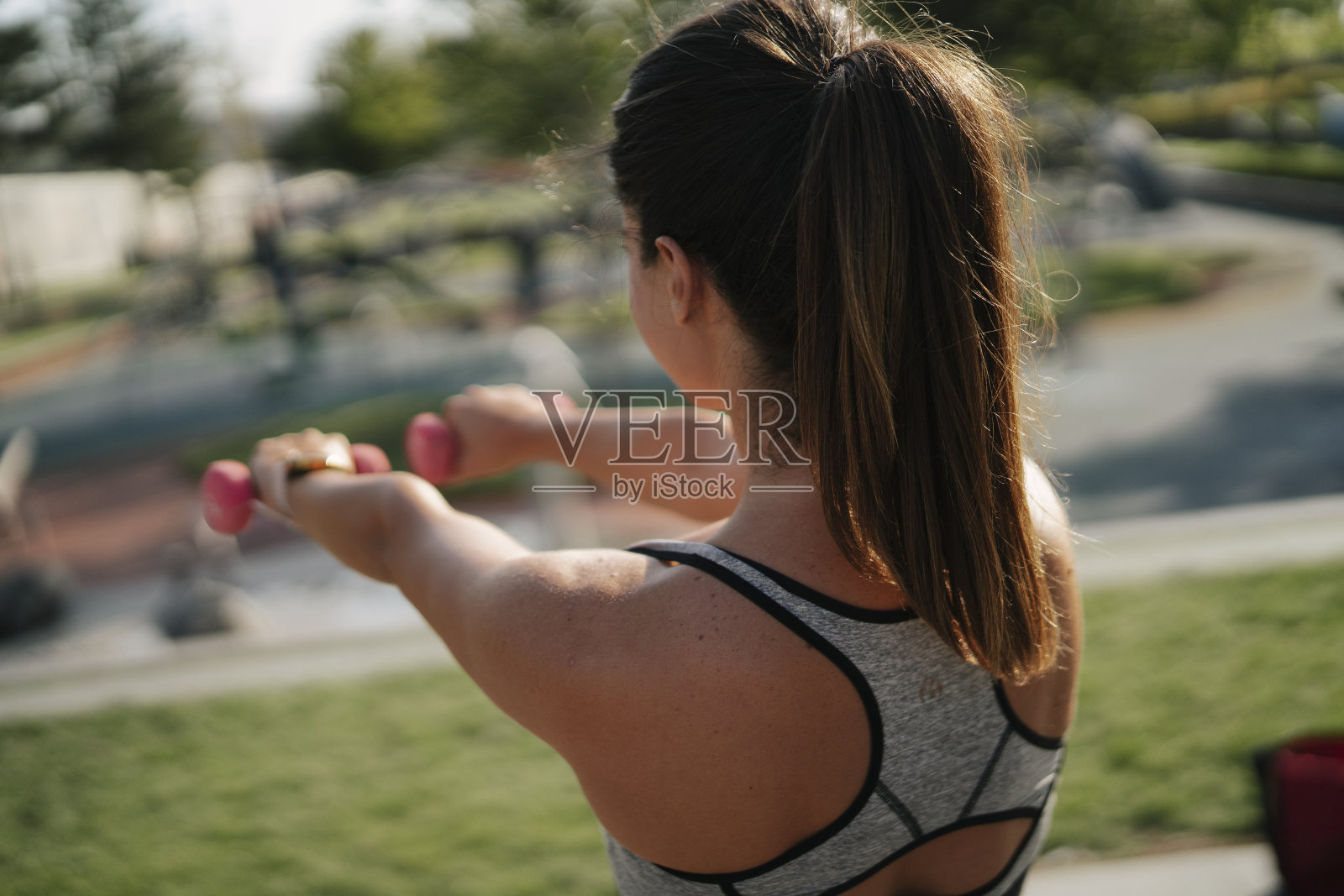 穿着运动服的健美女运动员。照片摄影图片