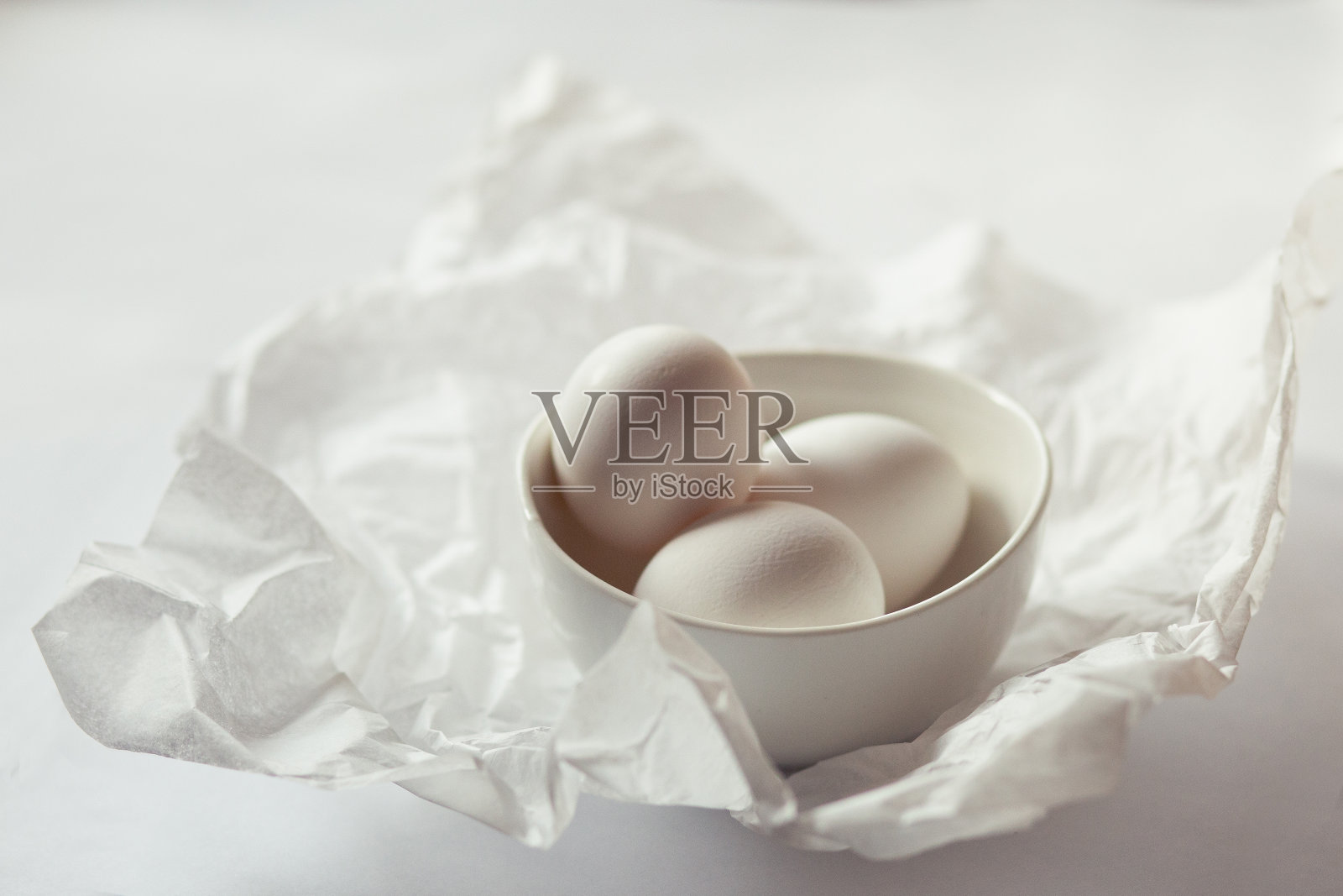 白桌子上的碗里有白鸡蛋照片摄影图片