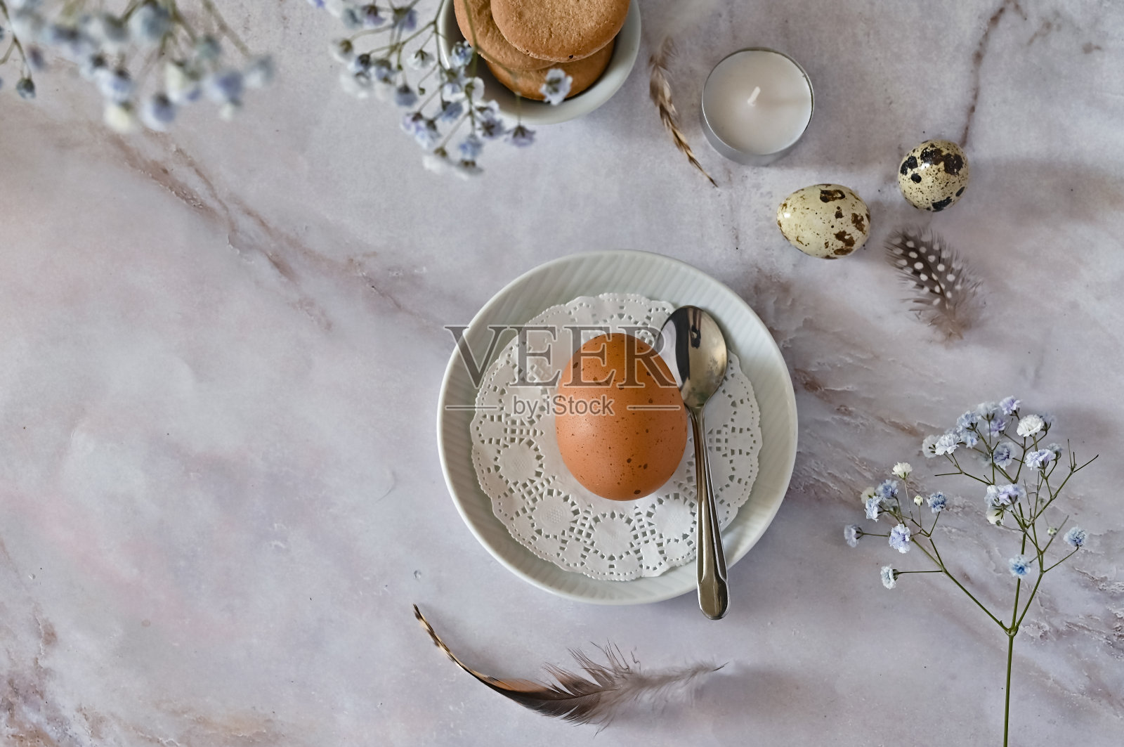 复活节的鸡蛋和花在一个浅色的背景。复活节兔子。一张温柔的复活节贺卡。俯视图，复制位置，平面布局。照片摄影图片