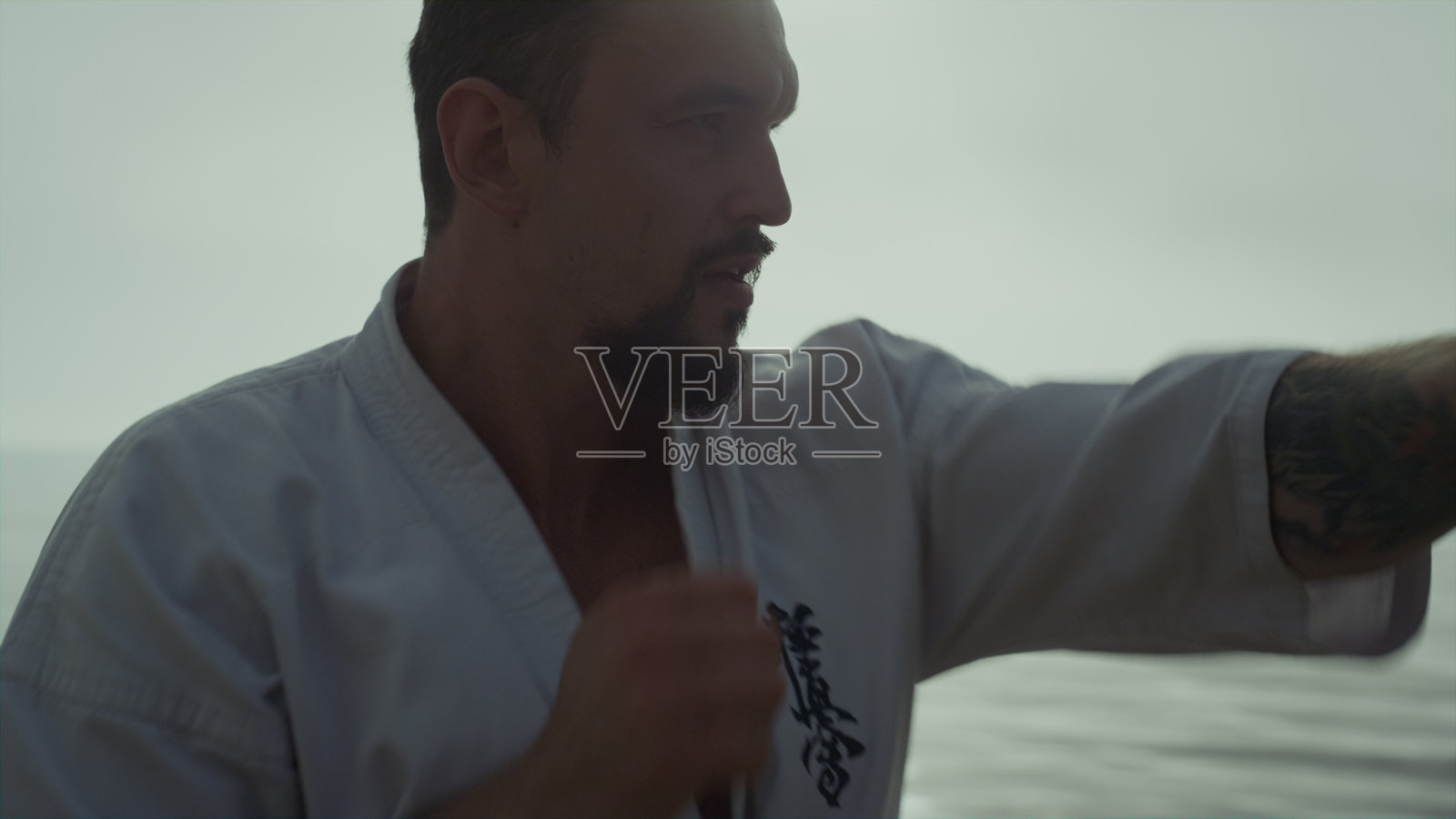 运动员训练手格斗练习近距离。男人在练习技术。照片摄影图片