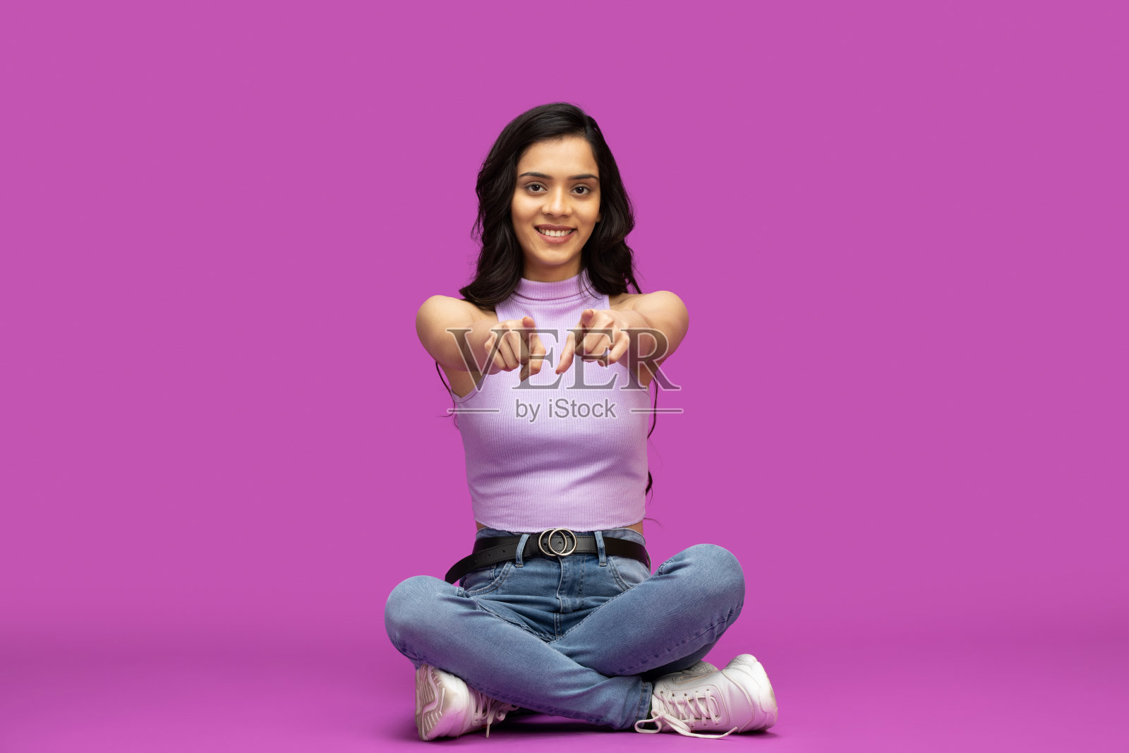 年轻女子在紫色背景的股票照片照片摄影图片