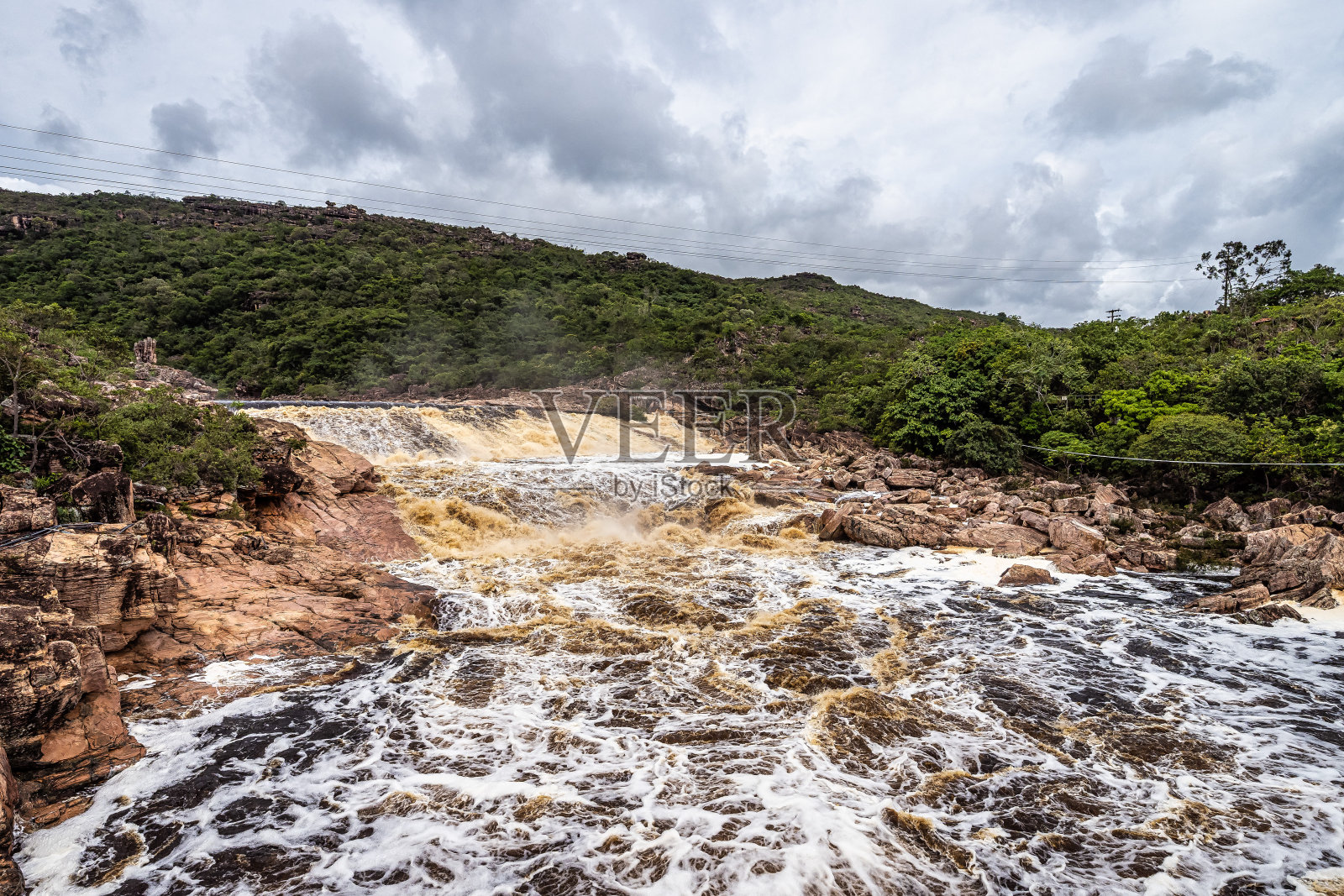 多纳纳瀑布在巴拉圭苏河与黑暗的水在安达莱，Chapada Diamantina，巴西巴伊亚州照片摄影图片