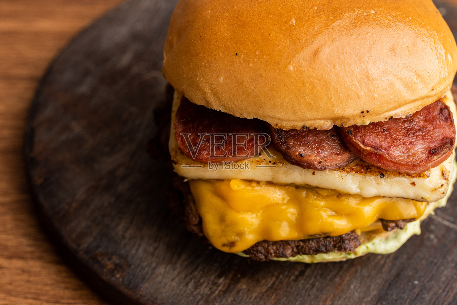 汉堡-夹牛肉汉堡，马苏里拉芝士，凝乳芝士，意大利辣香肠和蛋黄酱的三明治照片摄影图片