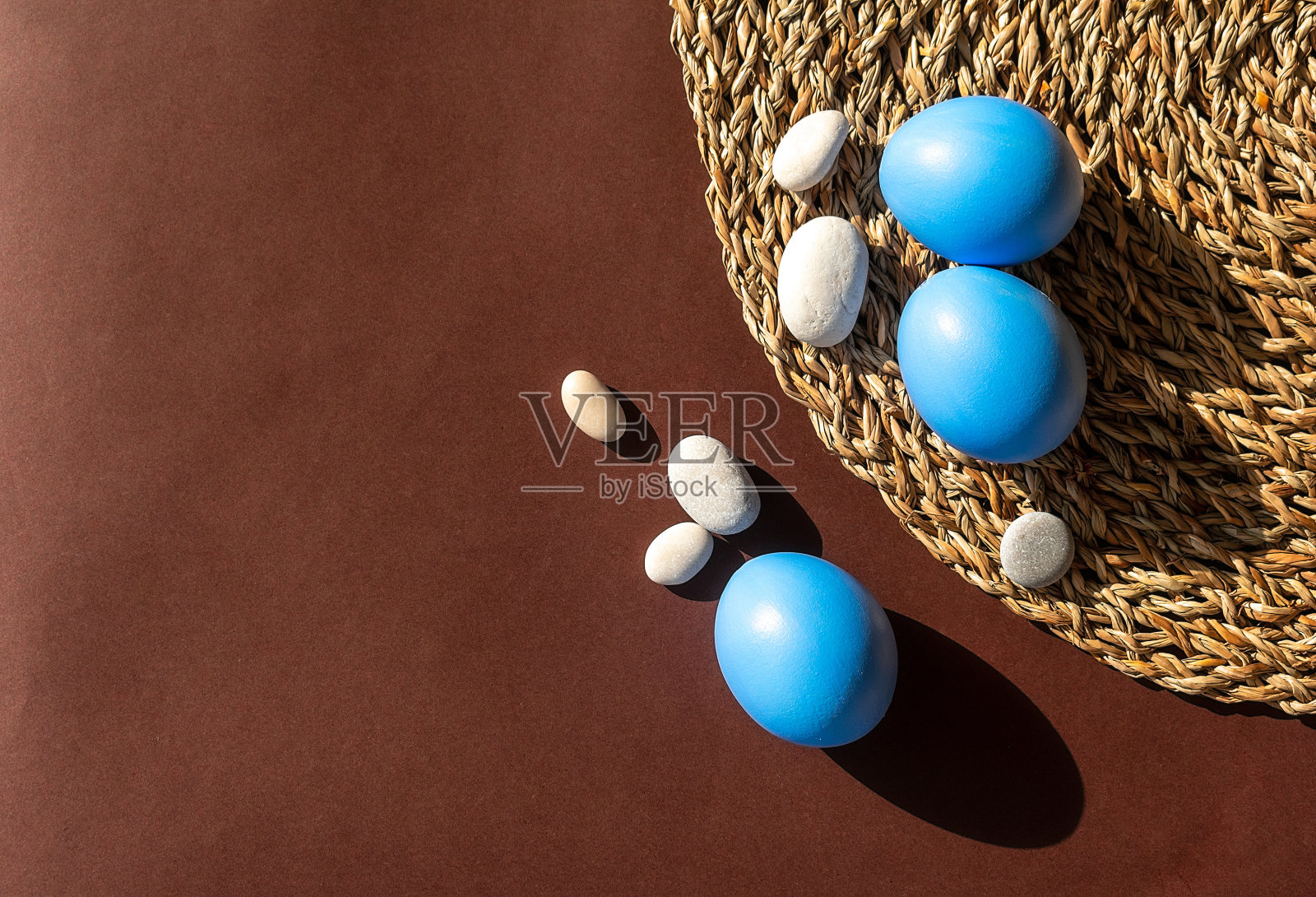 复活节蓝蛋和海卵石照片摄影图片
