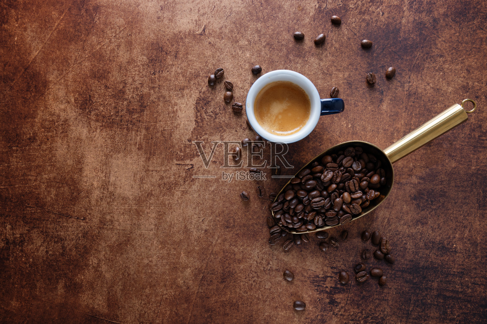 浓咖啡杯在木制的旧背景照片摄影图片