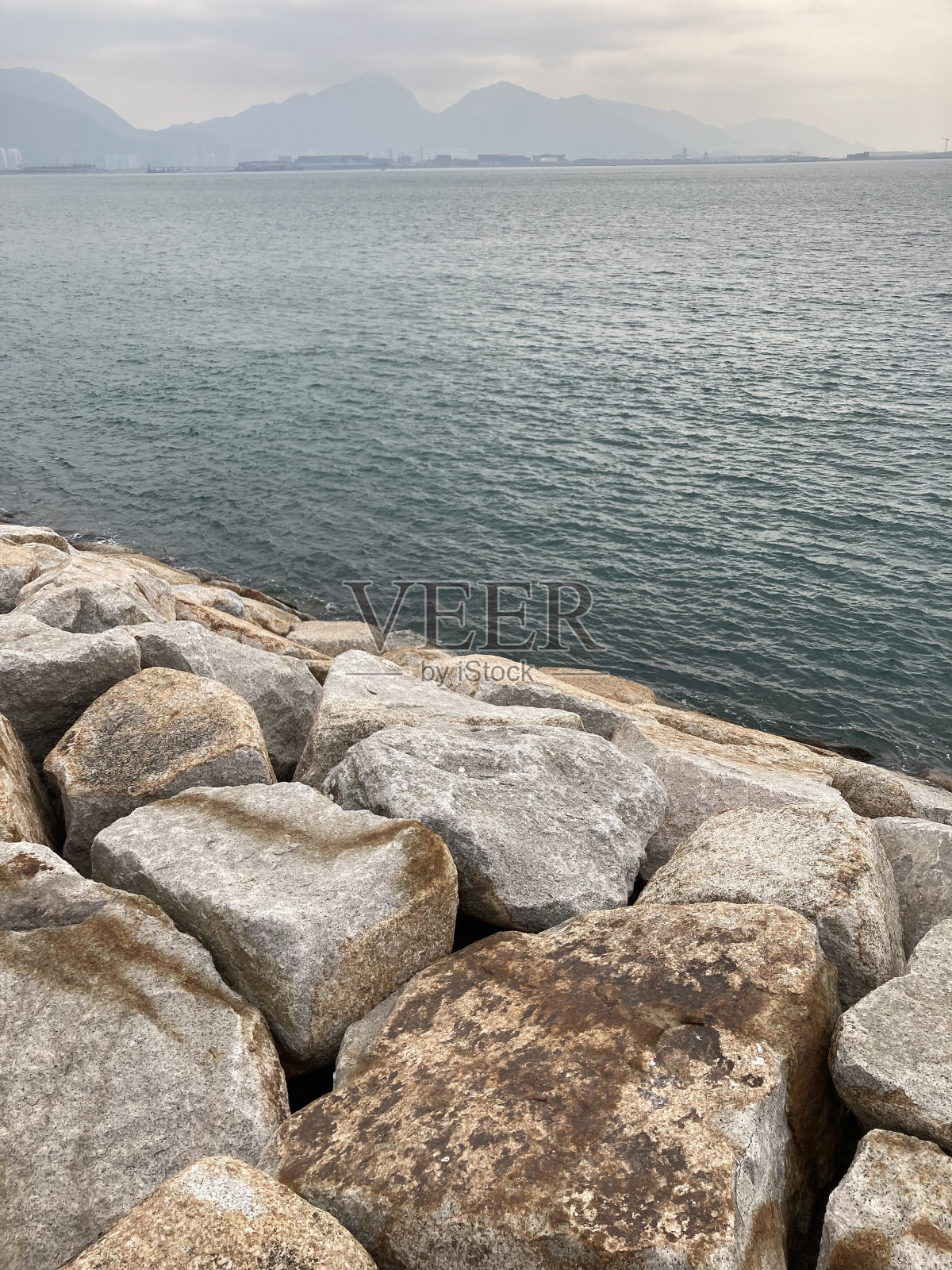 在岩石海湾边照片摄影图片