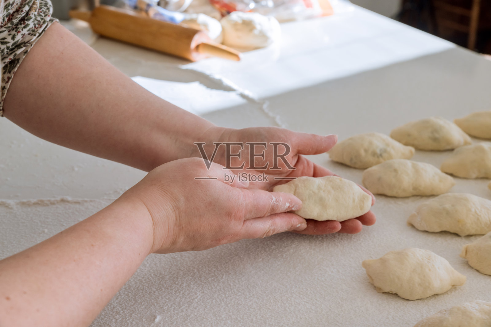 在家里的白色台面上用酵母面团做土豆面包照片摄影图片