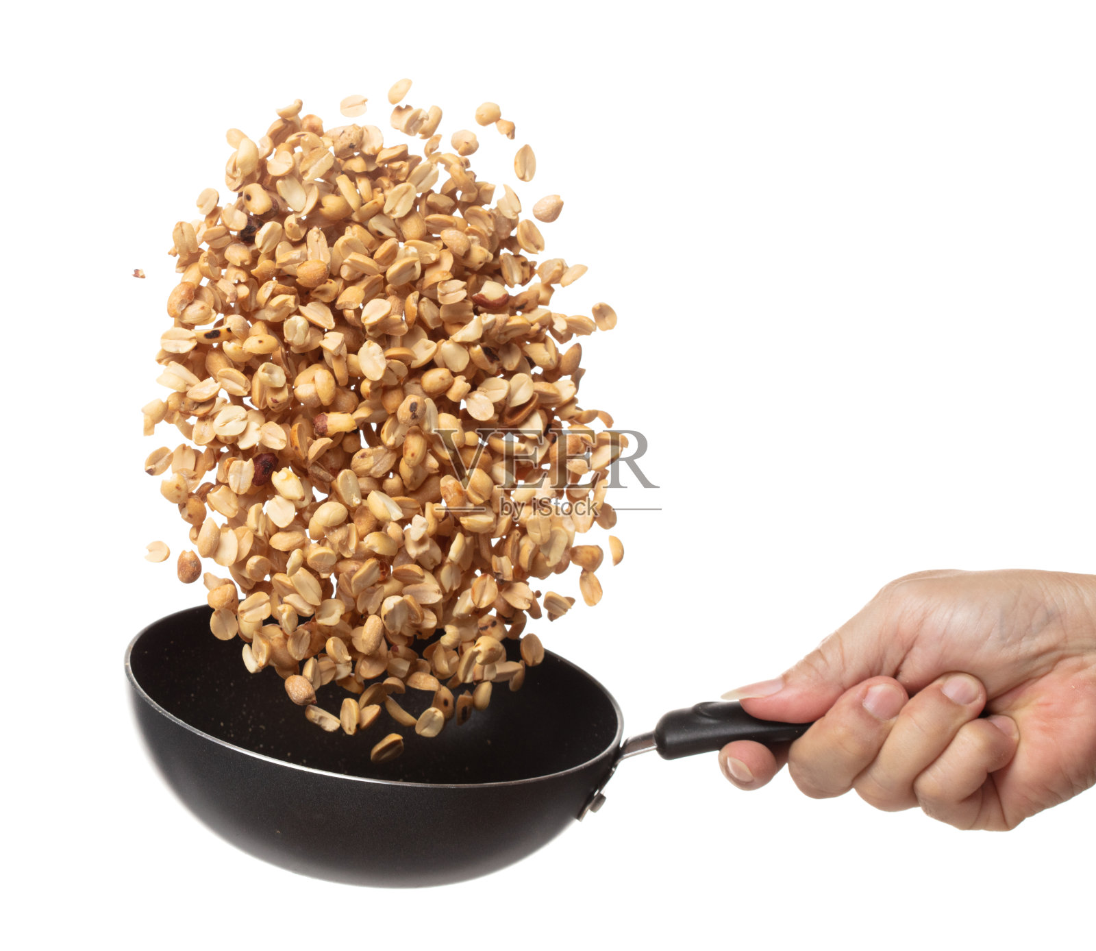 炒花生豆炸了扔在锅里，炒花生豆浮爆炸，抽象云飞。烤花生豆在空气中飞溅。白色背景隔离高速快门照片摄影图片