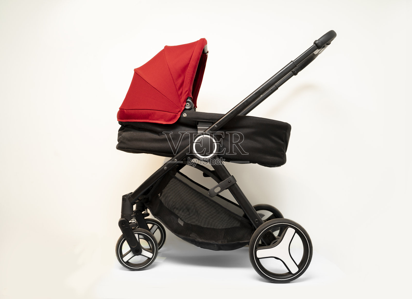 婴儿车在干净的背景照片摄影图片