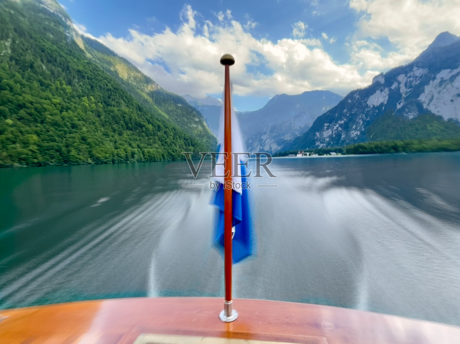 Königsee in with view from boat with blur in water照片摄影图片
