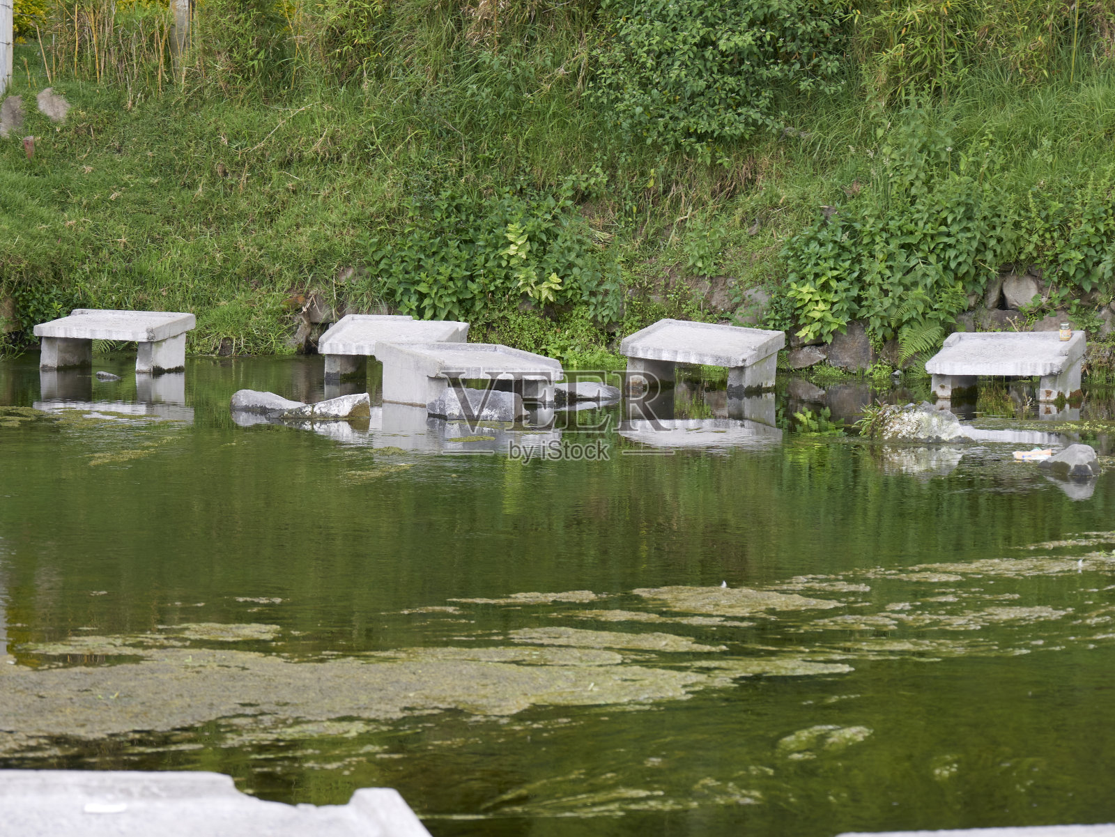 野外洗衣:河中的公共洗衣设施照片摄影图片