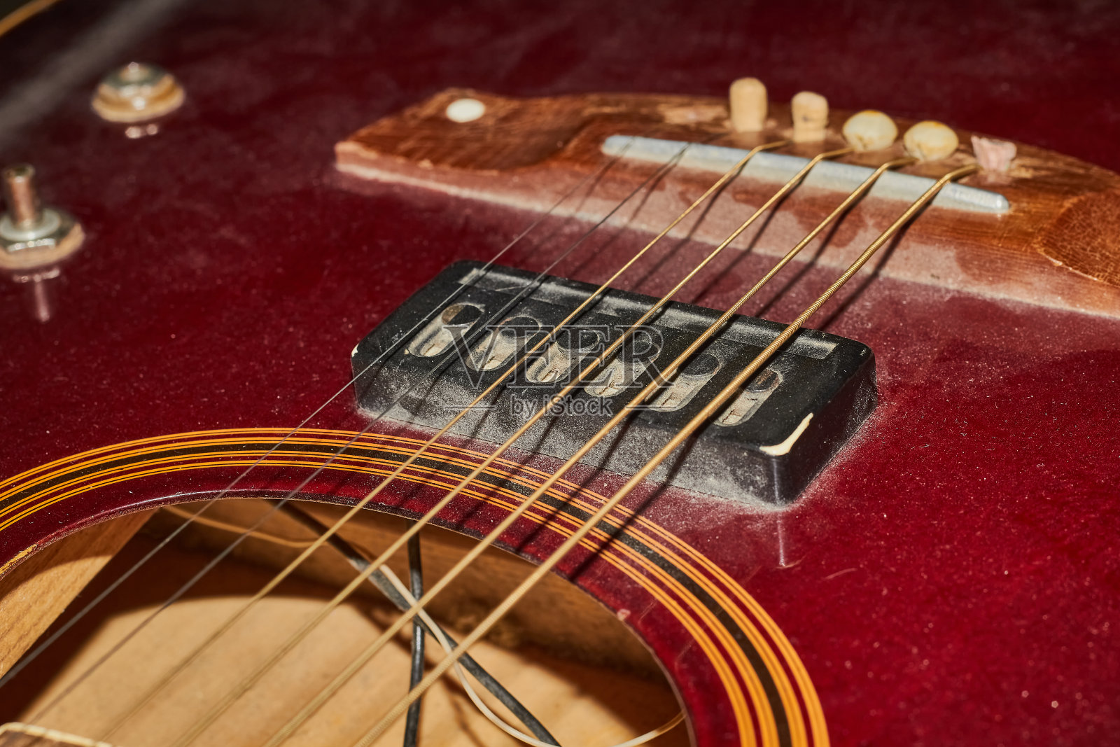 老式吉他在灰尘中接近。照片摄影图片