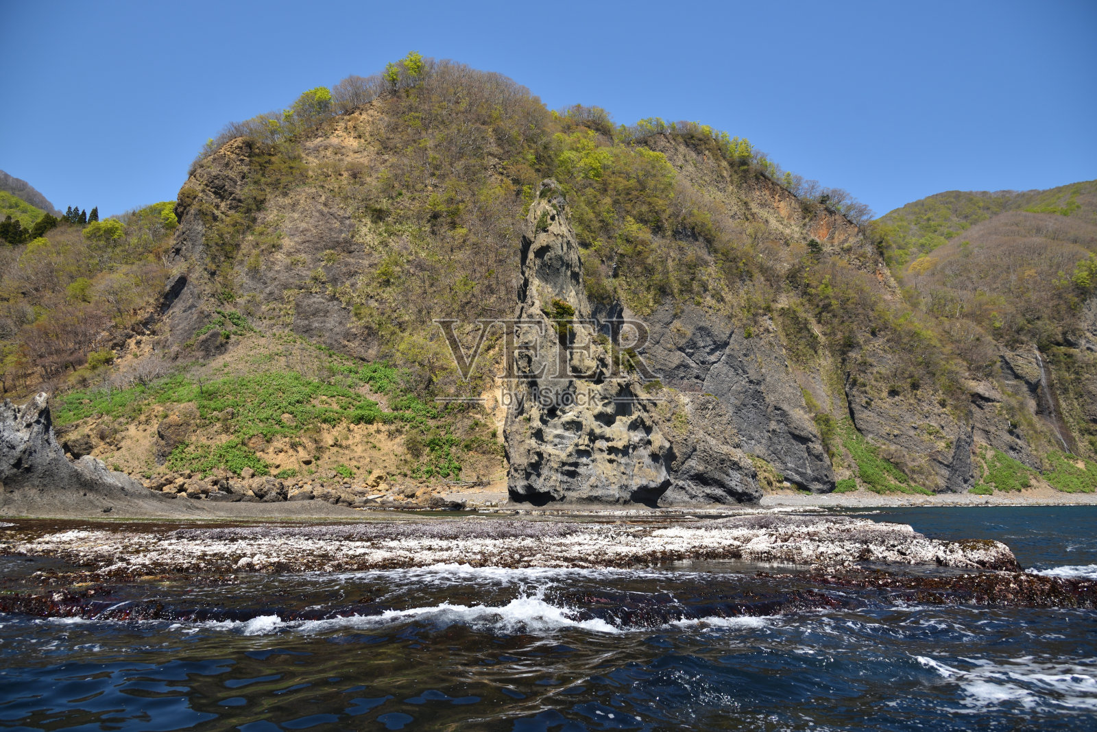 游向北海道函馆的蓝色洞穴照片摄影图片