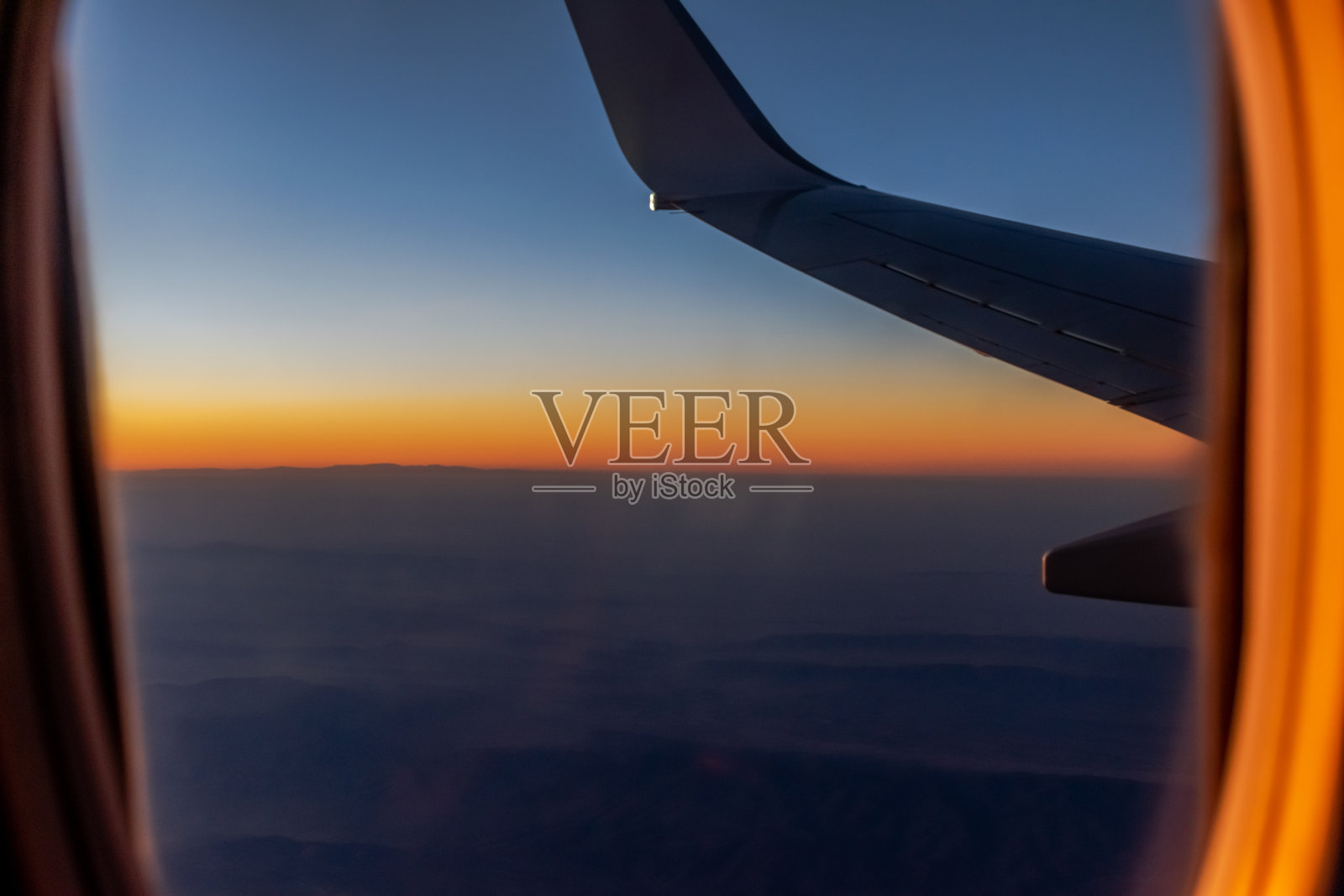 飞机视角的黄金时刻彩色天空。照片摄影图片