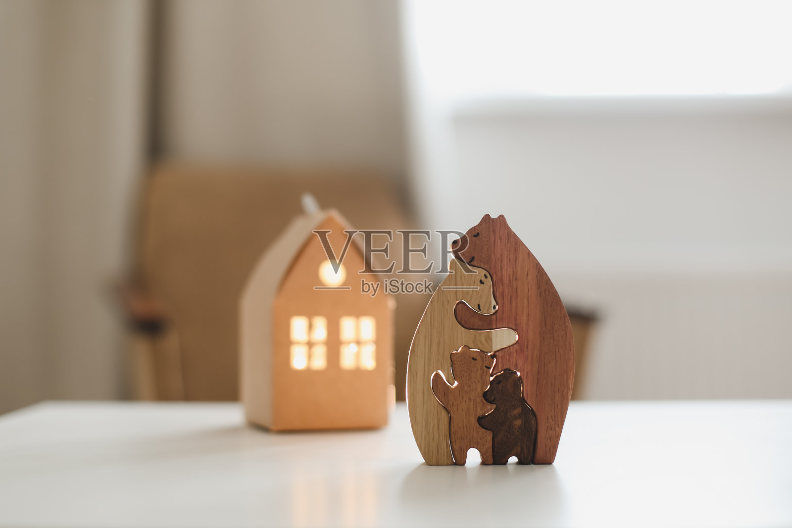 父亲节快乐的概念。贺卡与木制玩具熊的家庭。木制玩具熊家庭。手工木制环保儿童玩具。照片摄影图片