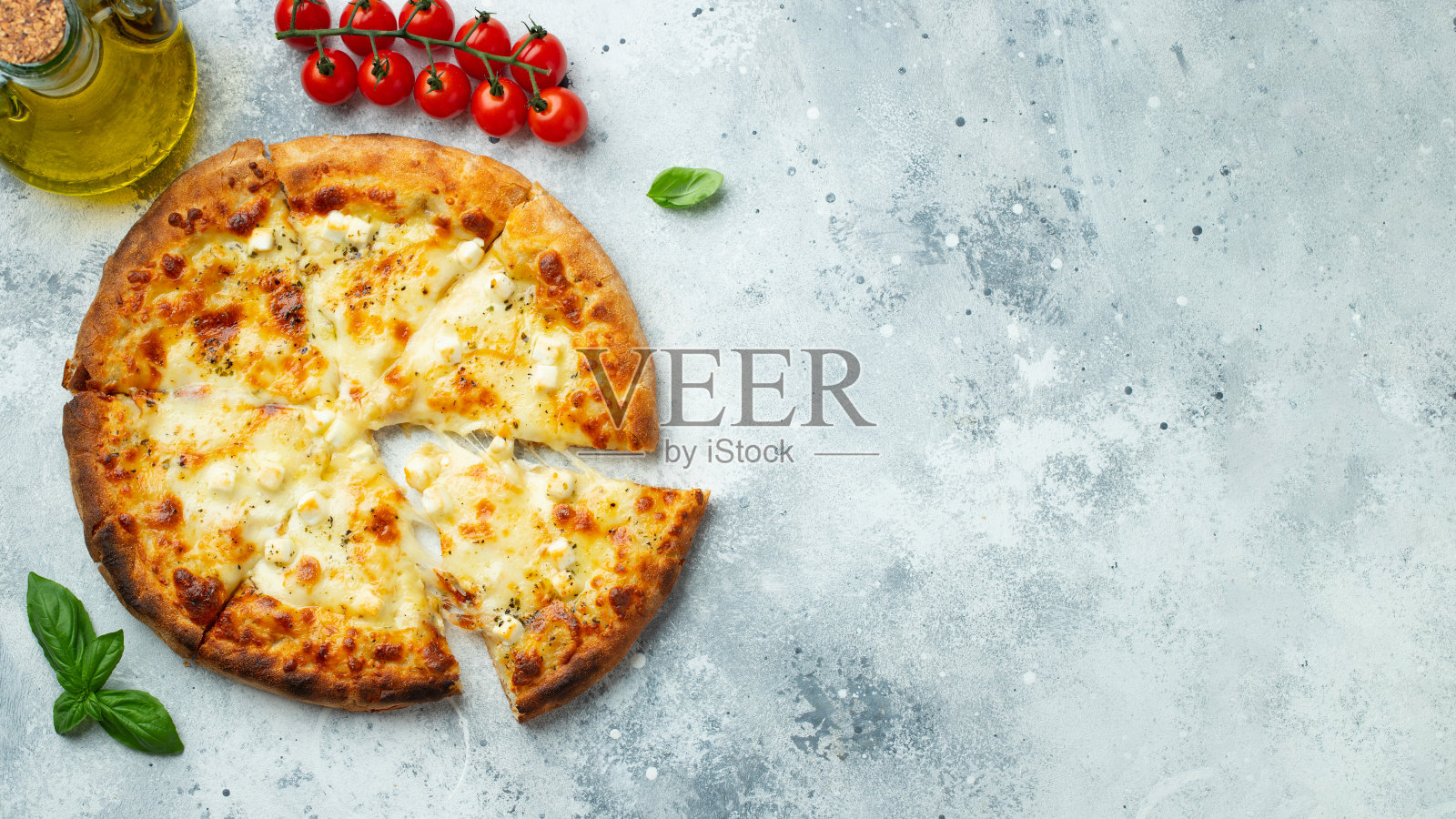 意大利披萨四种奶酪，拉伸奶酪和罗勒在浅色混凝土背景上。照片摄影图片