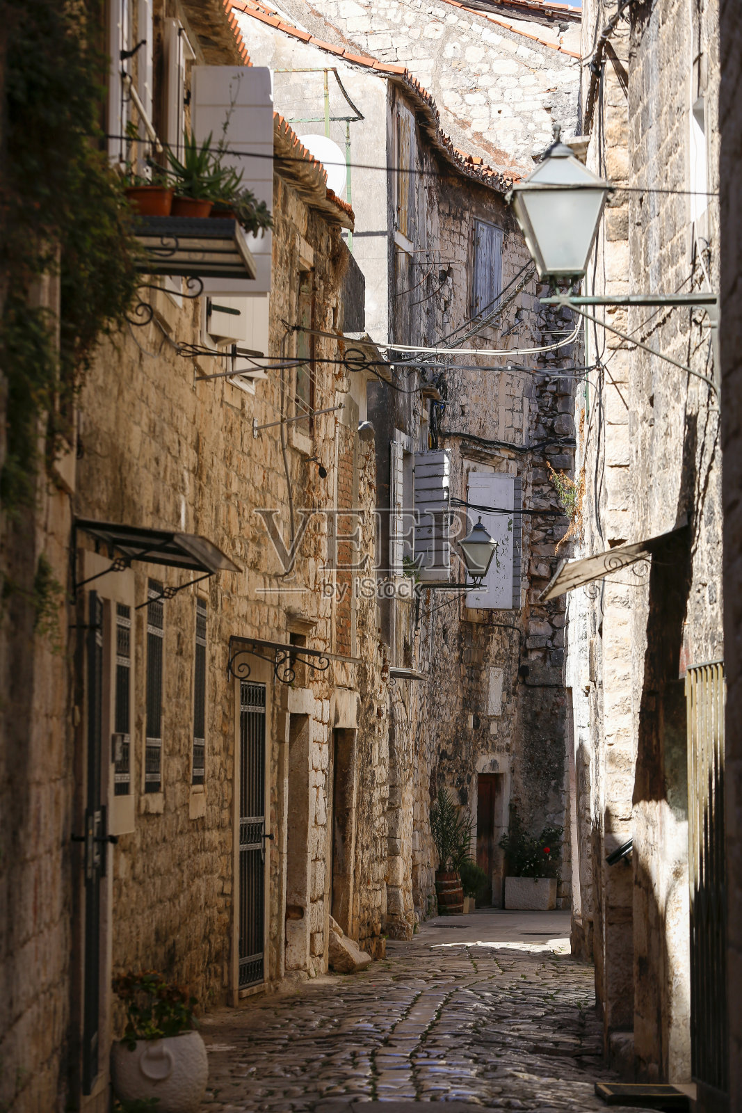 风景如画的狭窄街道，石头房子。特罗吉尔，达尔马提亚，克罗地亚，欧洲照片摄影图片