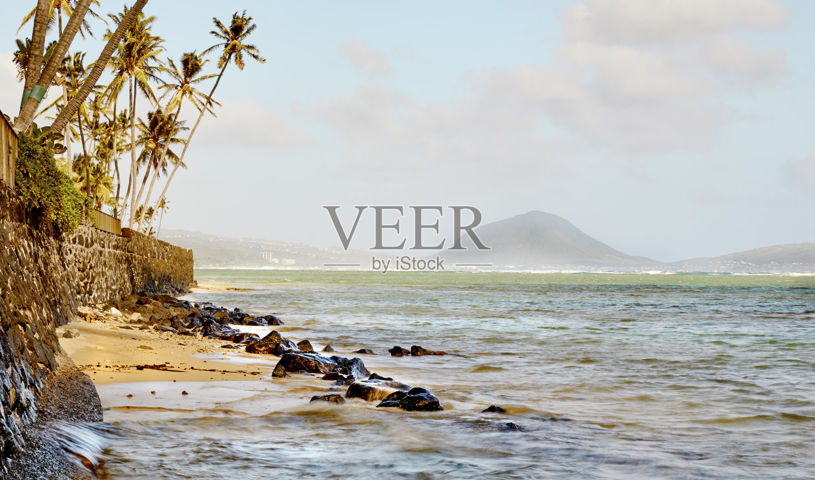 夏威夷瓦胡岛的卡哈拉海岸线，背景是科科头陨石坑照片摄影图片