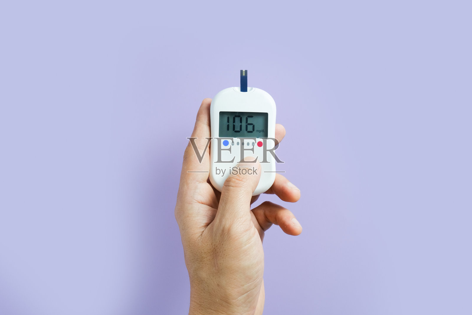 人手检查糖尿病和高血糖监测仪与数字压力计。保健和医疗概念。照片摄影图片