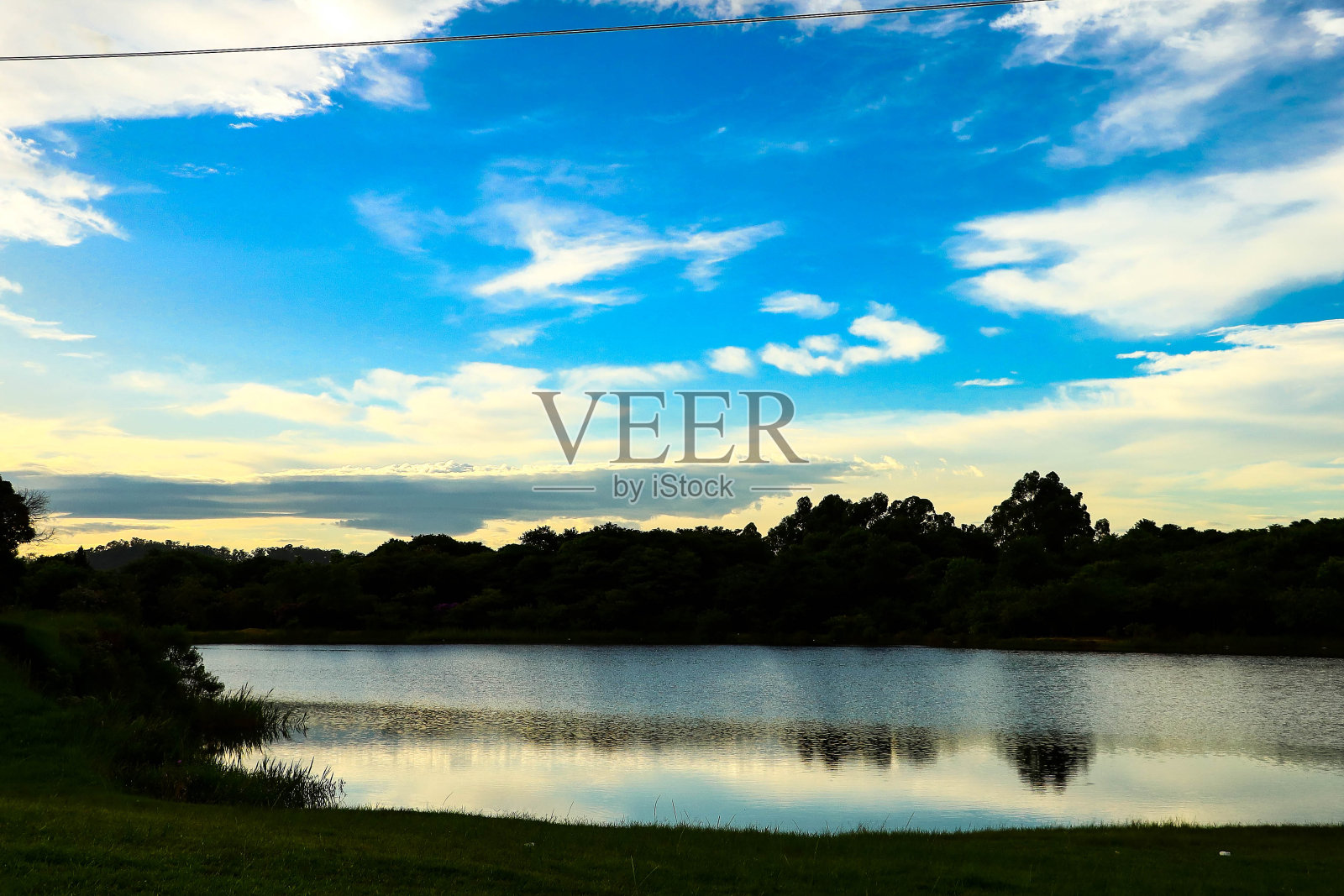 湖面上美丽的日出照片照片摄影图片