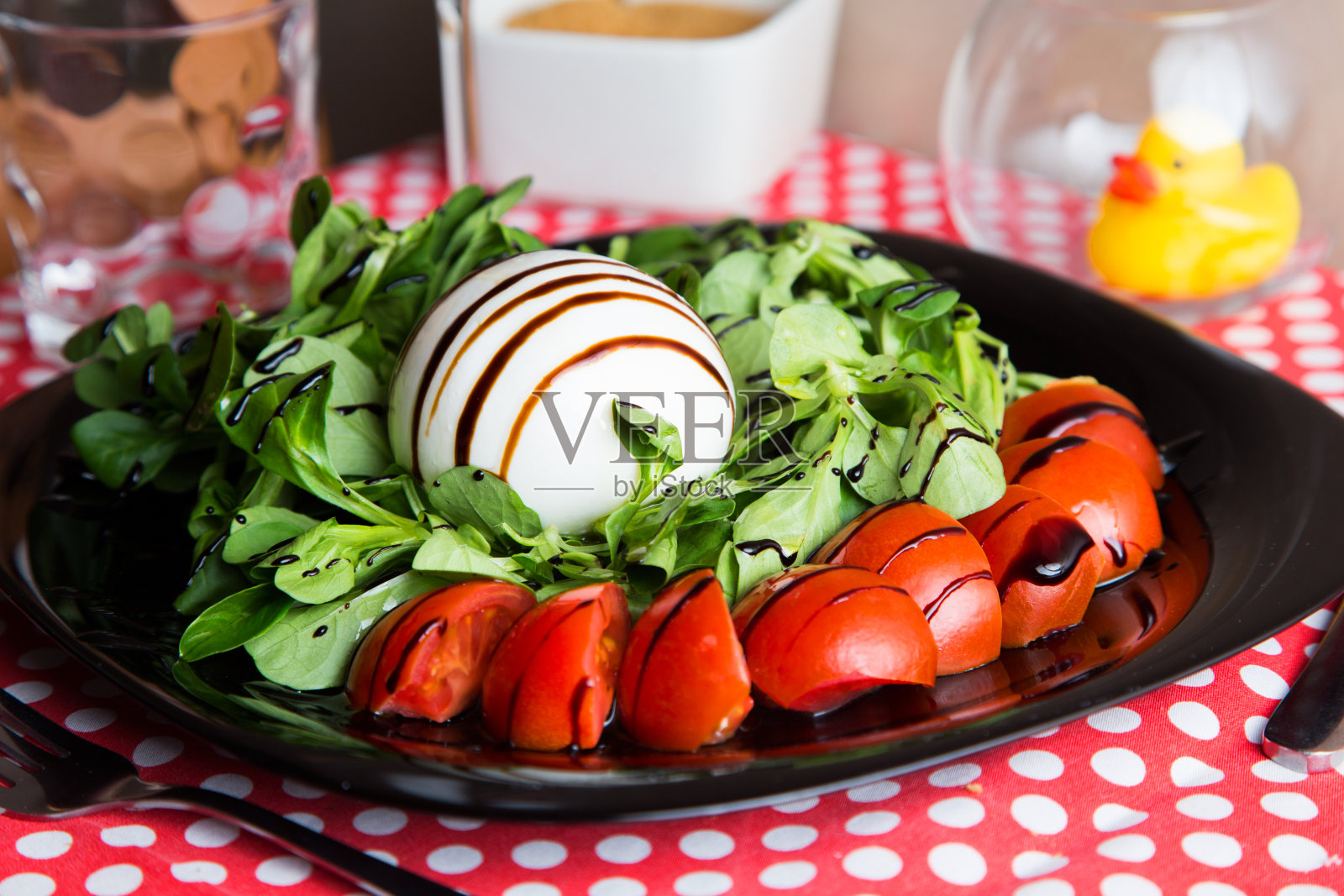 Burrata沙拉。布拉塔是一种新鲜的牛奶奶酪，具有旋转的糊状和圆形，外观类似于马苏里拉奶酪的袋子形状，具有典型的顶端闭合。照片摄影图片