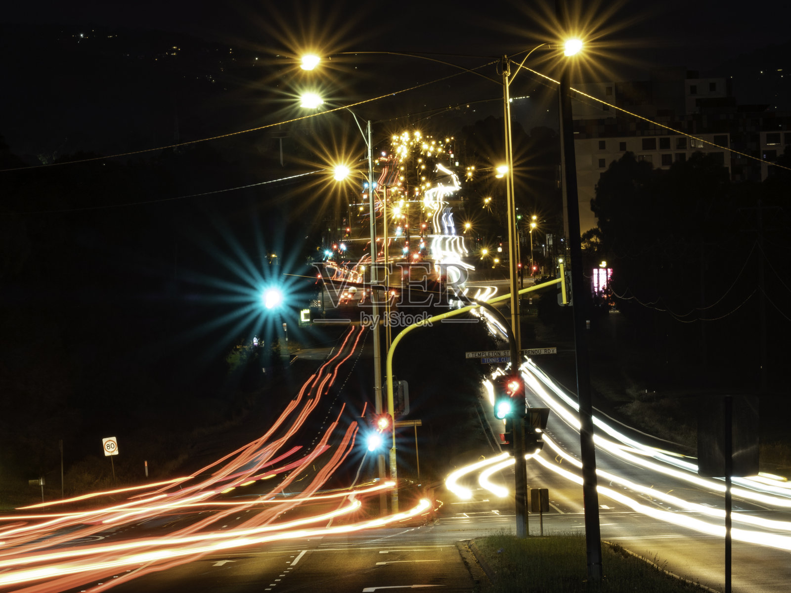 郊区街道上的灯光照片摄影图片