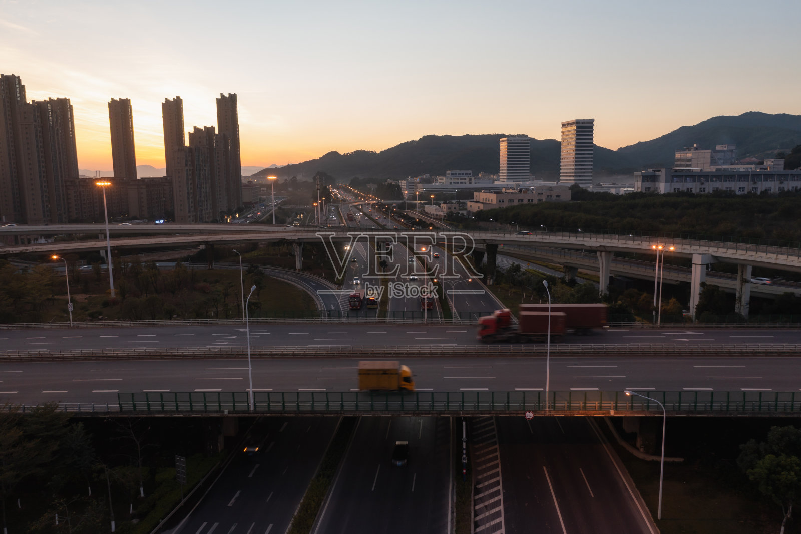 日落时分天桥上的交通照片摄影图片