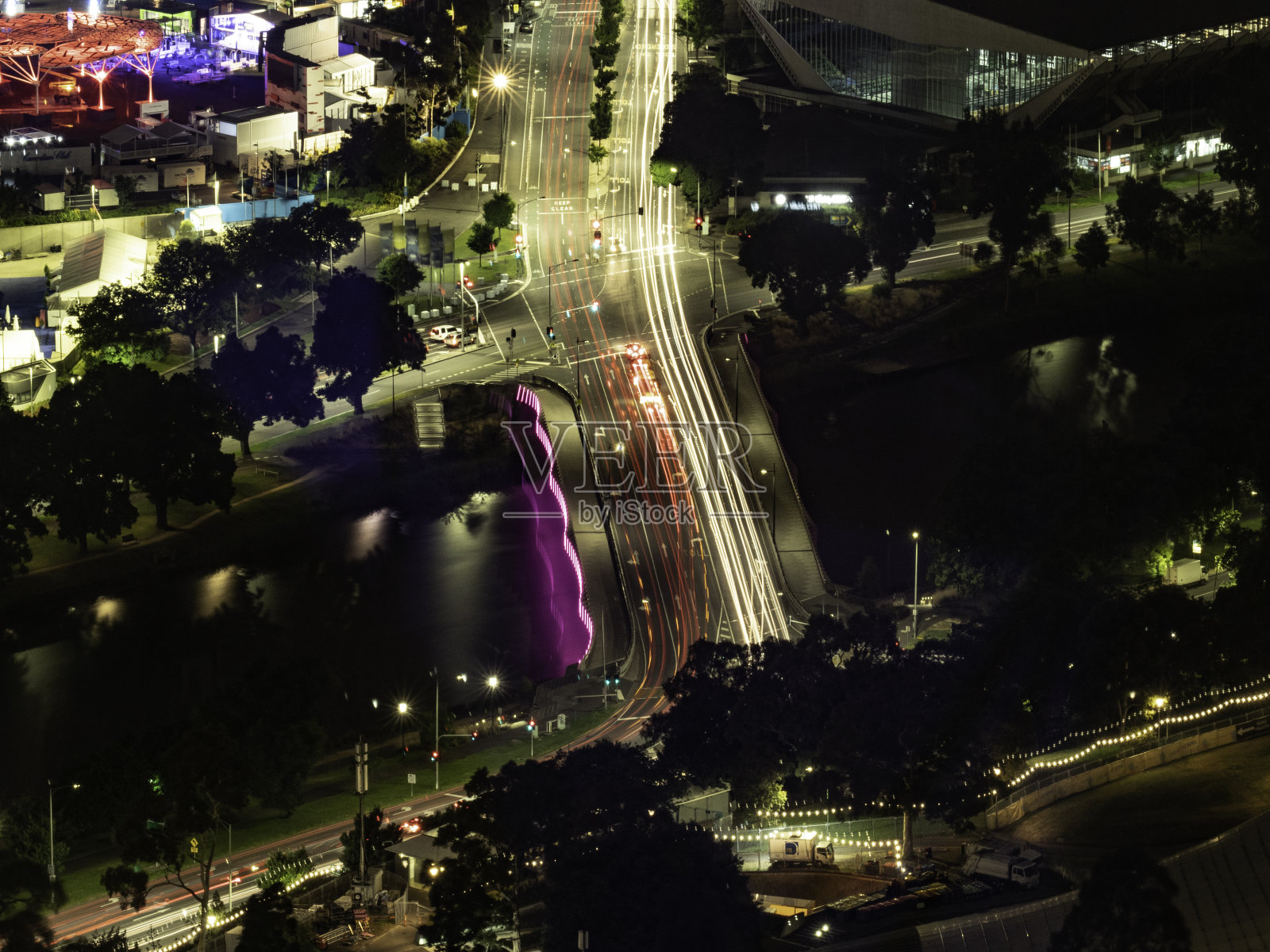 夜间城市道路的高角度视图照片摄影图片