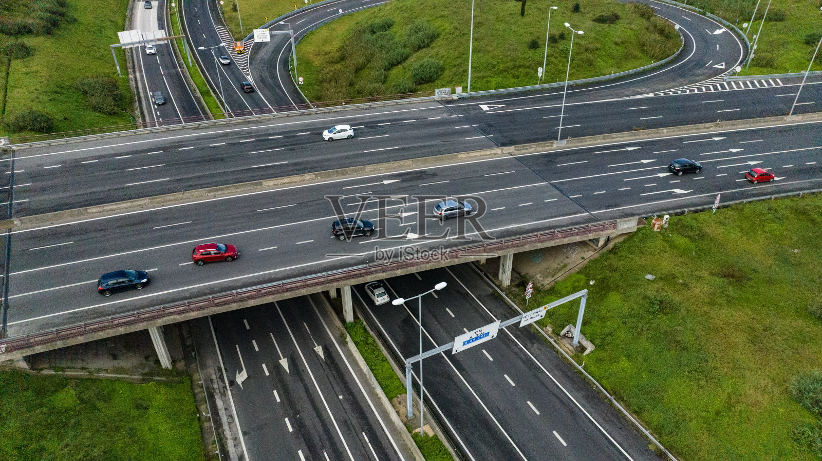 从高速公路和与其他目的地的不同连接处俯瞰里斯本的航拍图像照片摄影图片