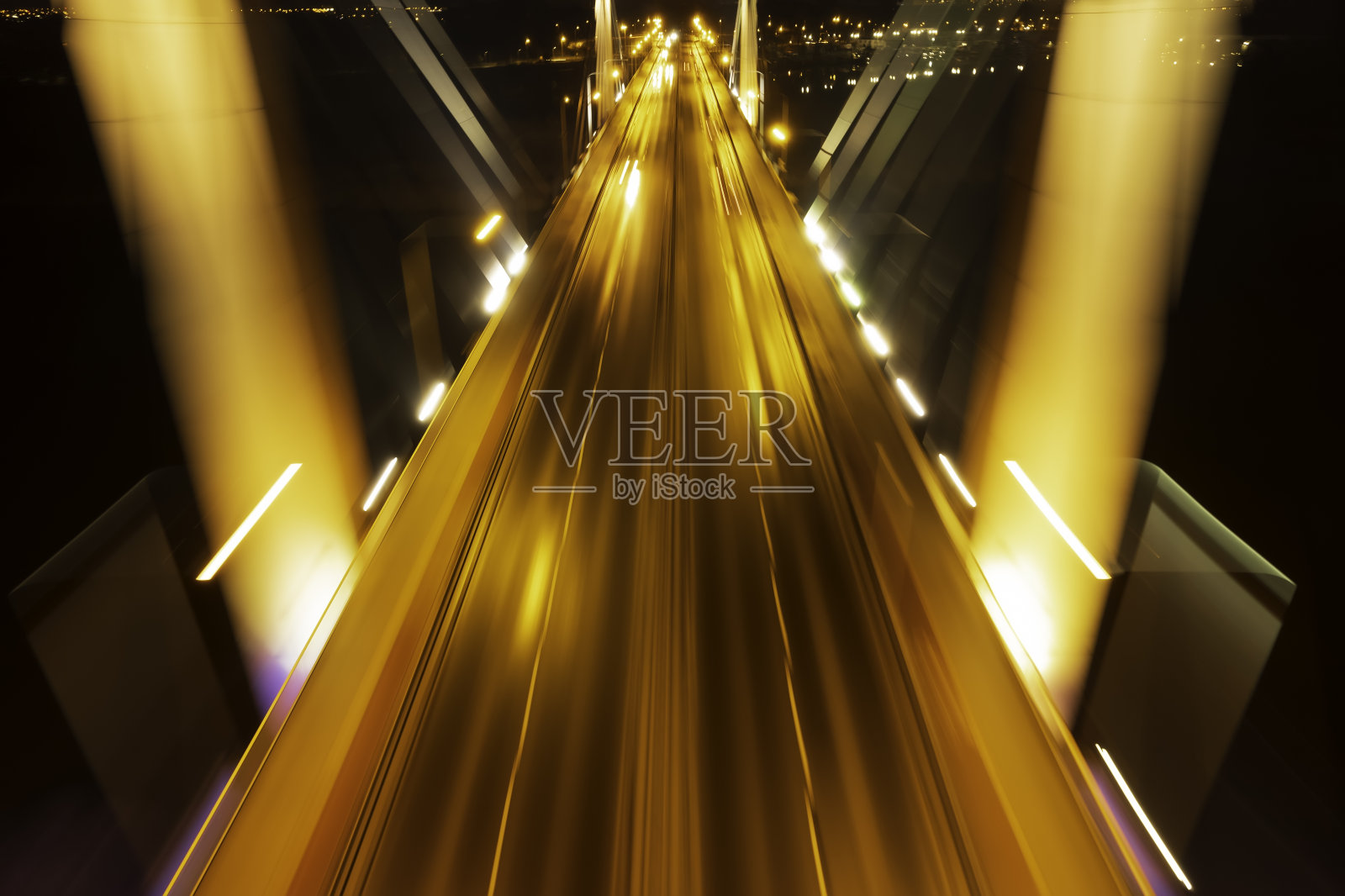 夜晚高速公路的抽象模糊背景照片摄影图片