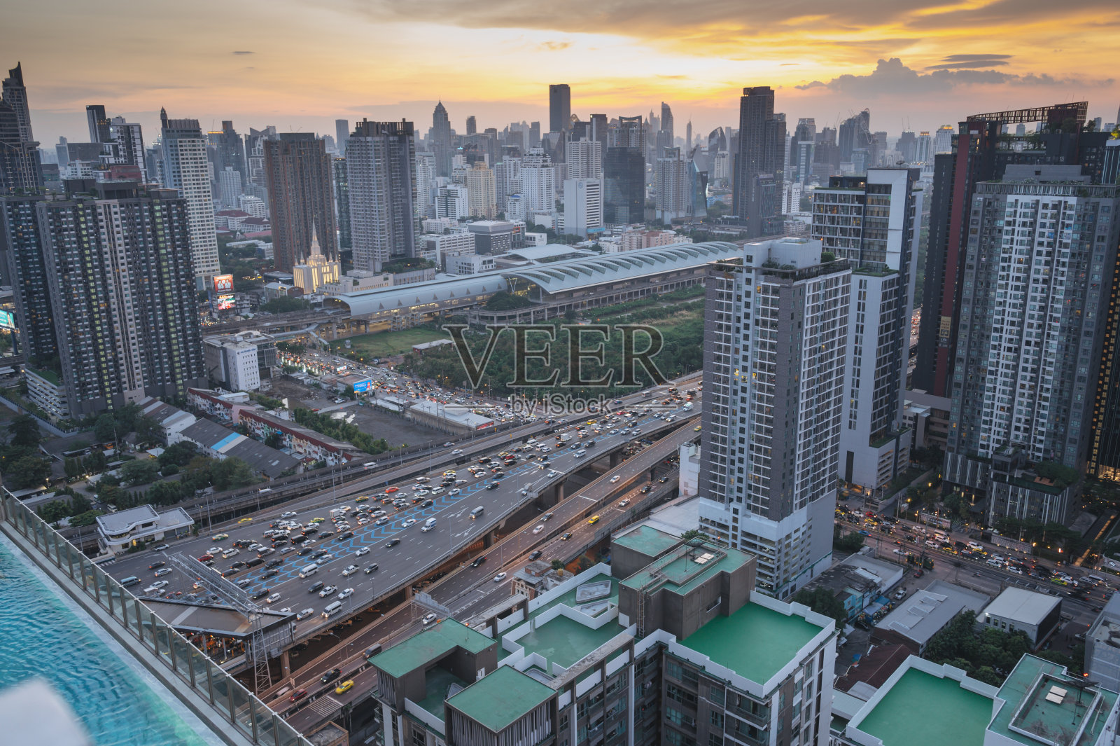 交通在曼谷城市街道中央商业在Asoke和新佩查布里路在高峰时间在泰国曼谷照片摄影图片