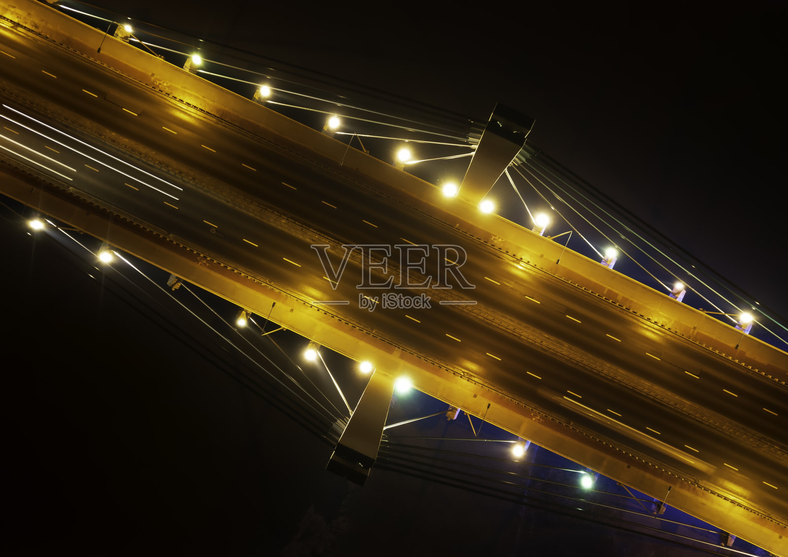 夜间河上吊桥(架空)照片摄影图片