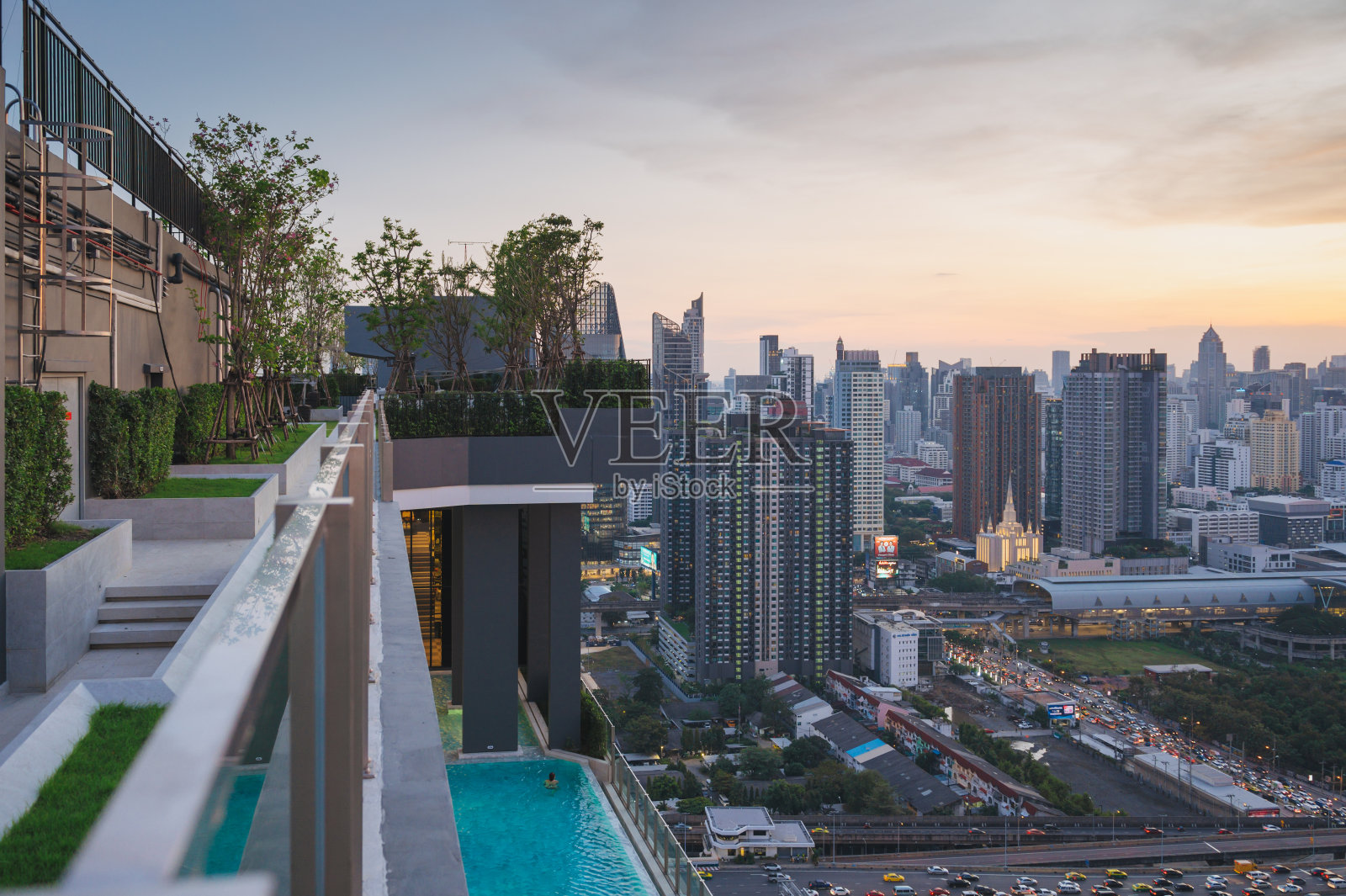 交通在曼谷城市街道中央商业在Asoke和新佩查布里路在高峰时间在泰国曼谷照片摄影图片