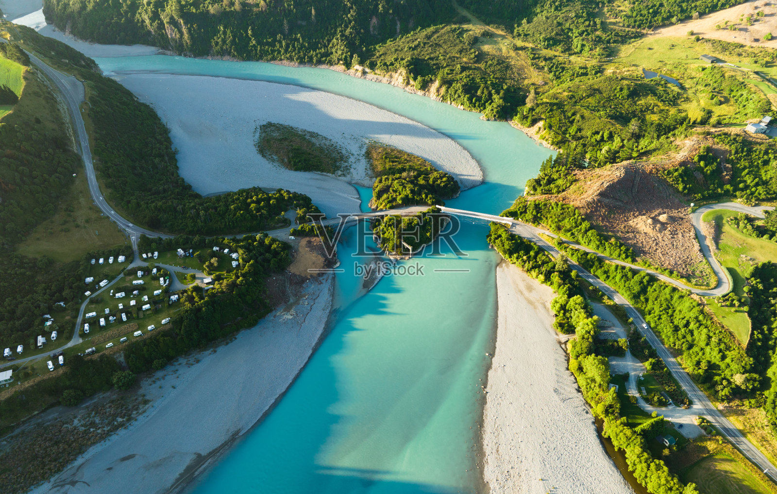 桥的架空视图连接河的任何一方。照片摄影图片