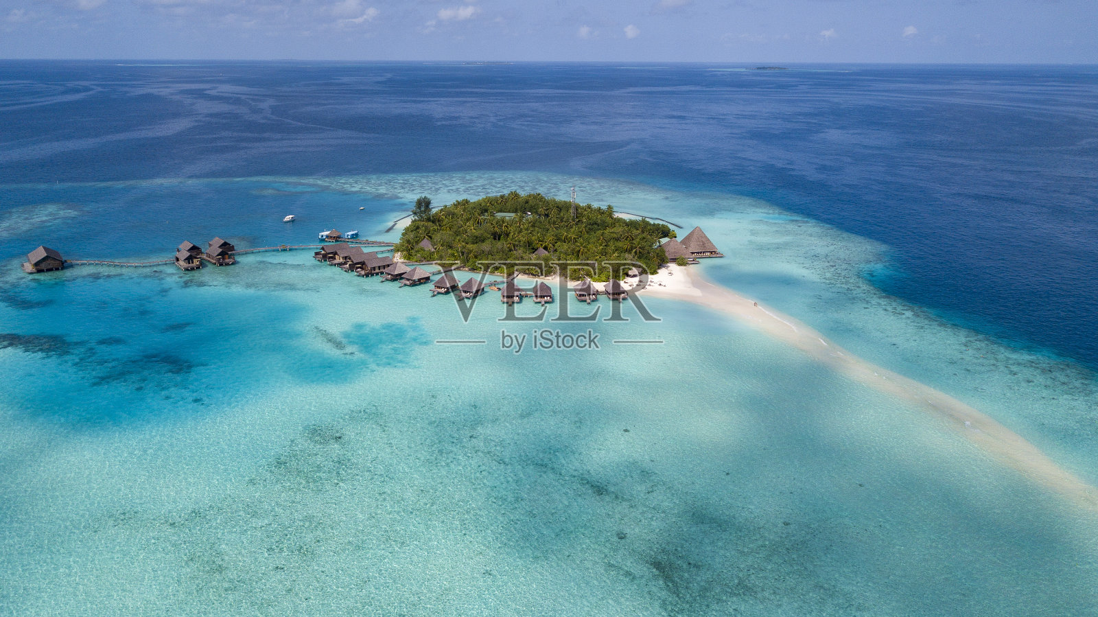 从蓝绿色的海面俯瞰马尔代夫岛照片摄影图片