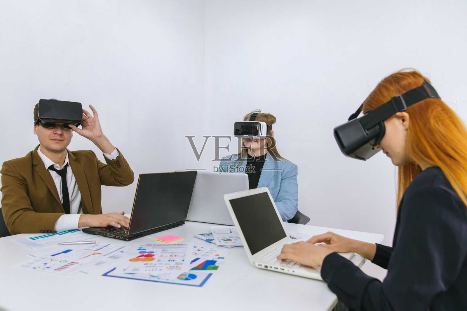 商务人士在办公室的会议室里戴着虚拟现实耳机。商人头脑风暴虚拟3d vr眼镜。照片摄影图片