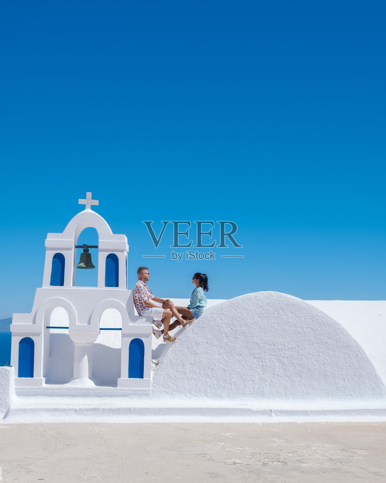 一对男女在希腊圣托里尼度假。一对年轻夫妇在希腊度假照片摄影图片