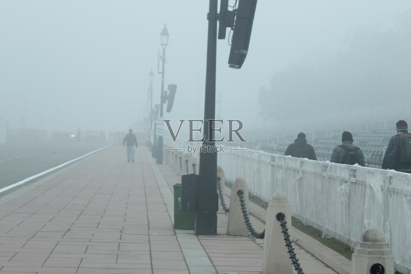 2019年11月11日，印度新德里:在朦胧的早晨，凯旋门建筑风格的印度门剪影。在秋冬季节，由于停滞的风，污染水平上升并引起烟雾。照片摄影图片