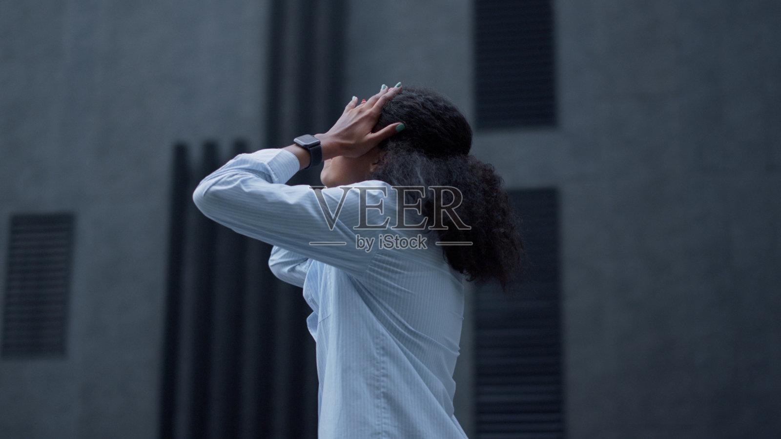 户外哭泣的沮丧女人肖像照片摄影图片