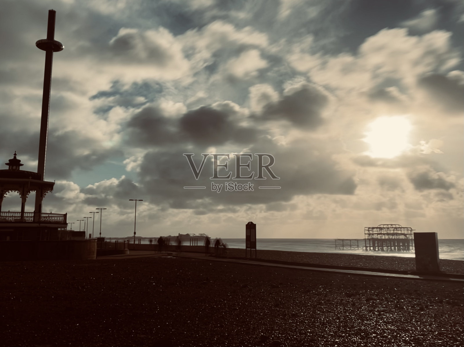 在一个阳光明媚的冬日，布莱顿海滩的景色照片摄影图片