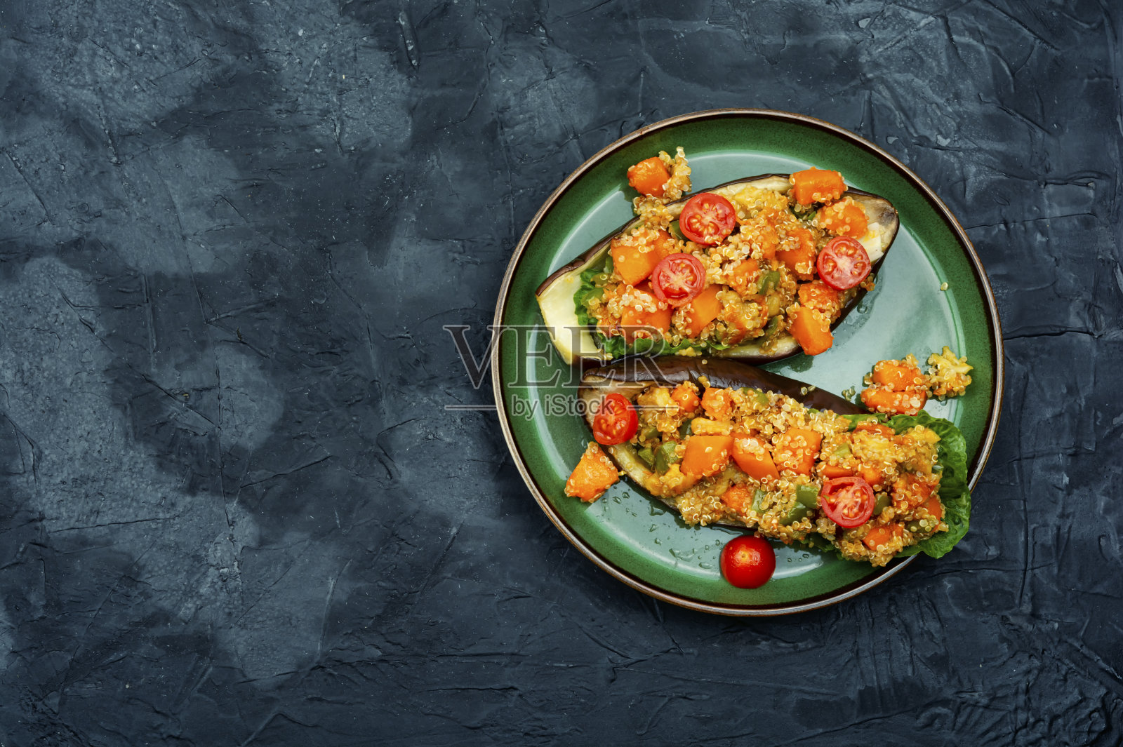 烤酿茄子，复制空间。照片摄影图片