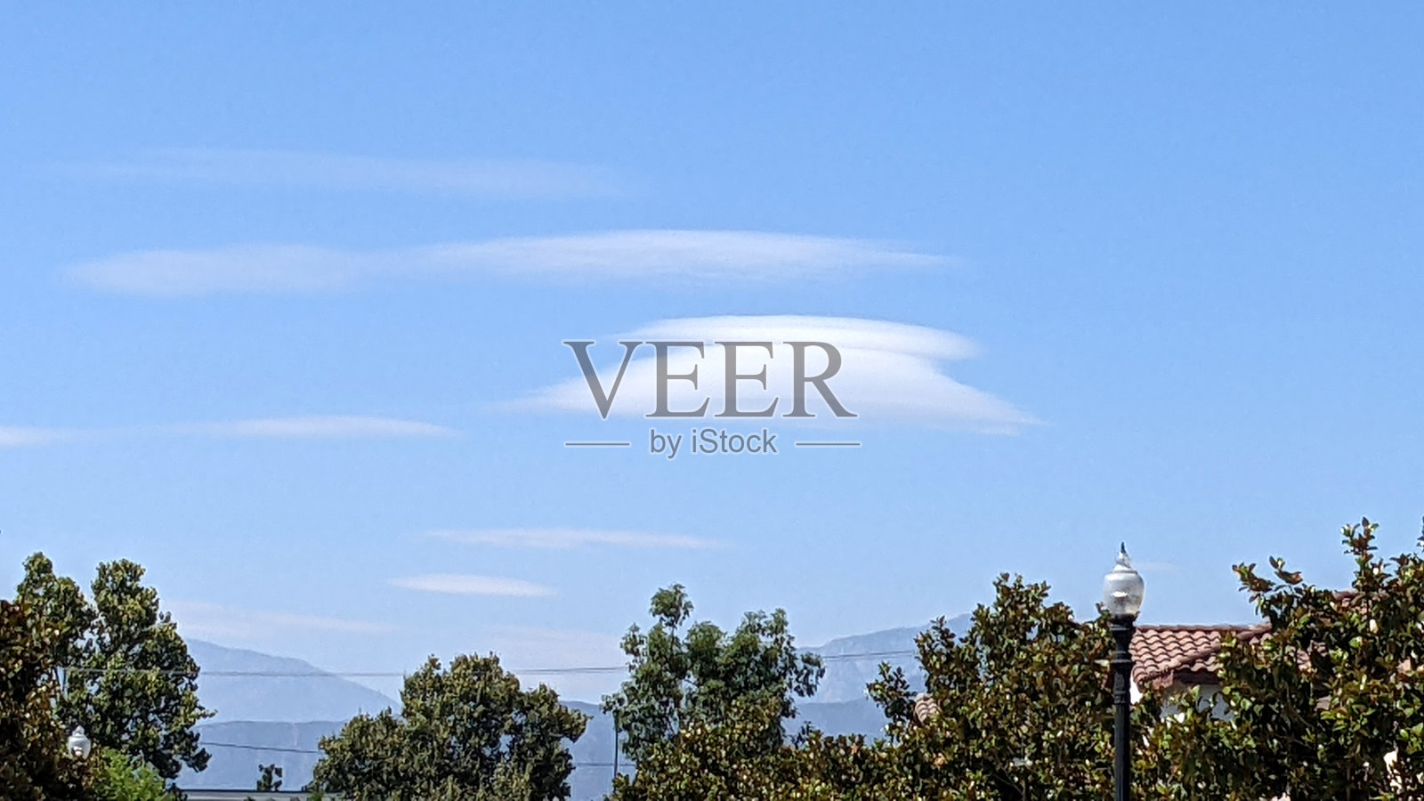 夏日的透镜状云照片摄影图片