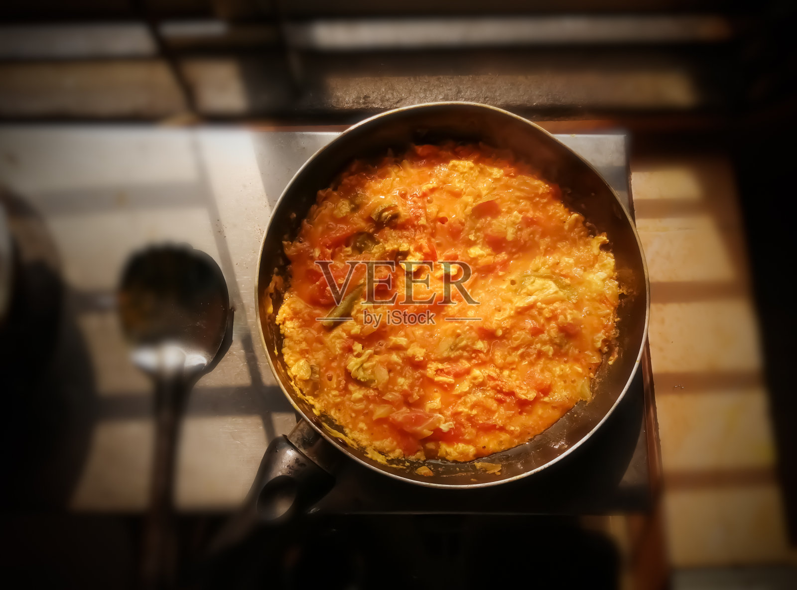 西红柿鸡蛋咖喱，孟加拉国的传统美食。孟加拉或印度风格的鸡蛋番茄咖喱食谱特写照片摄影图片