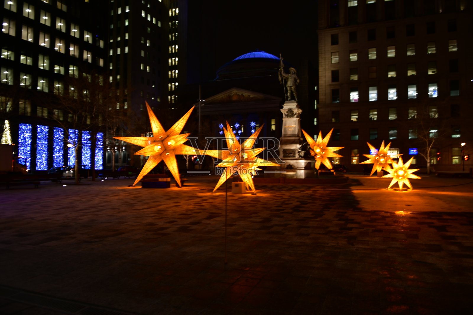 雪中的黄光照片摄影图片