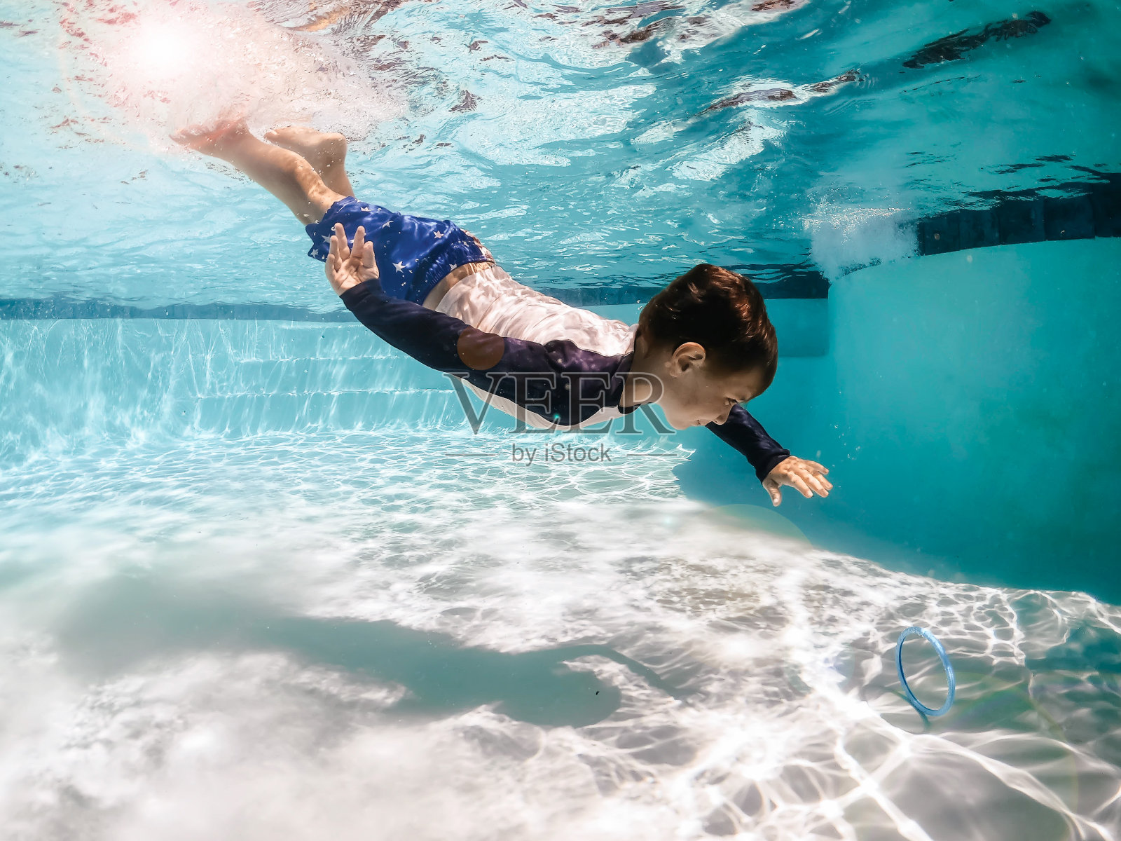学步男孩在水下游泳照片摄影图片